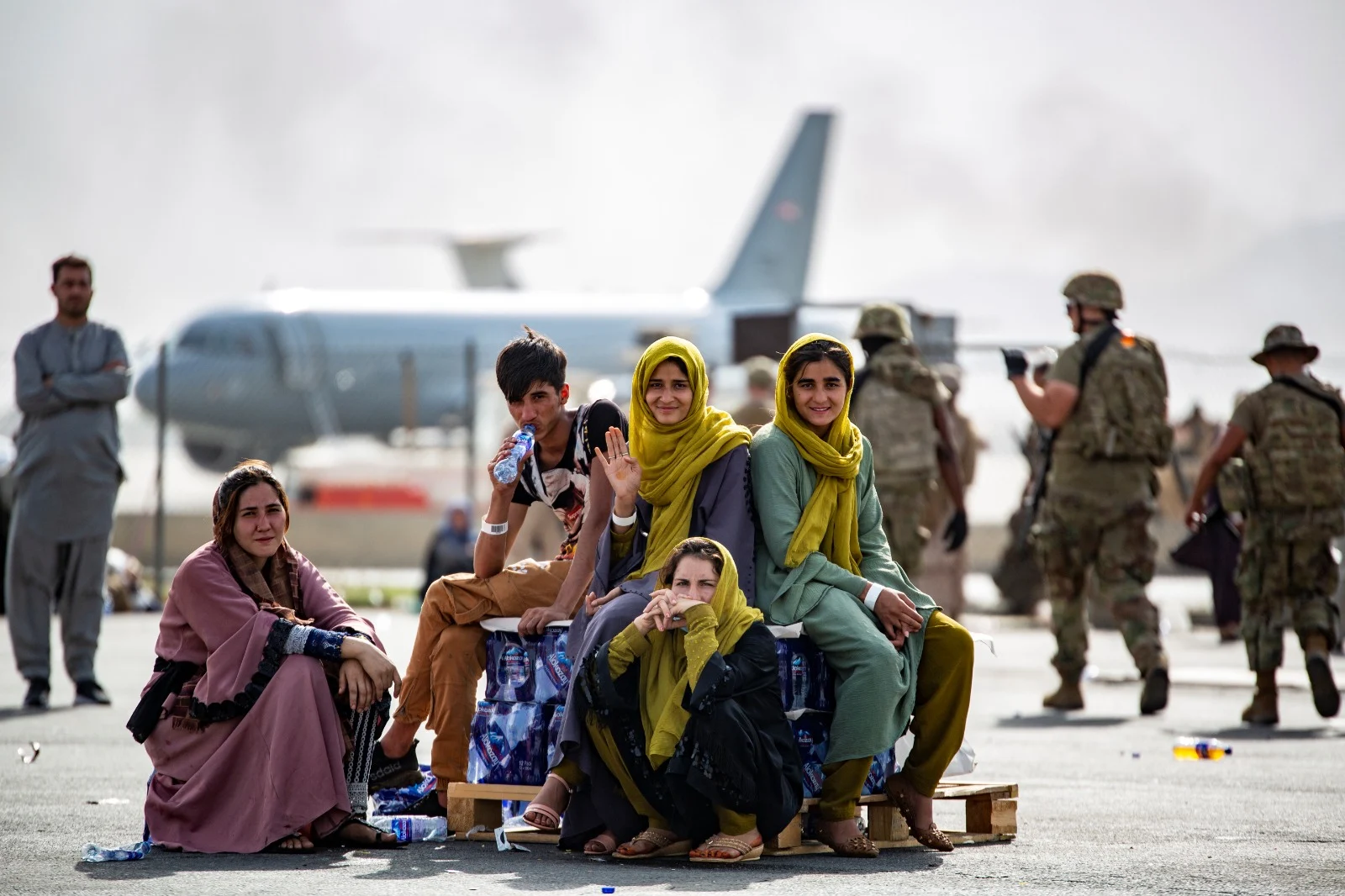 נשים אפגניות ממתינות לטיסה בקאבול