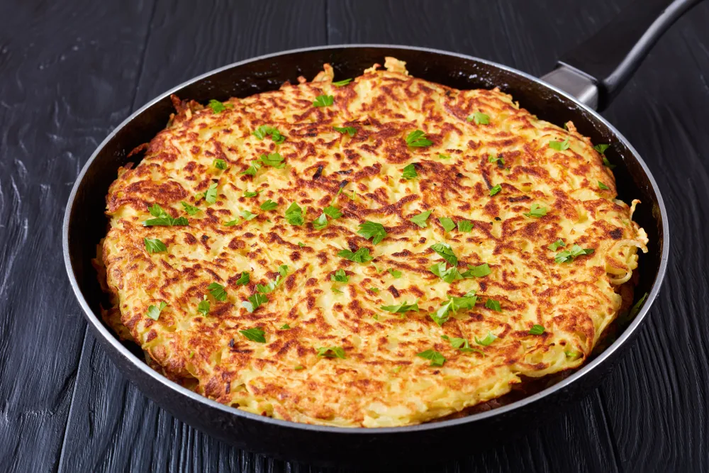 Swiss,rosti,or,potato,pancake,sprinkled,with,finely,chopped,parsley