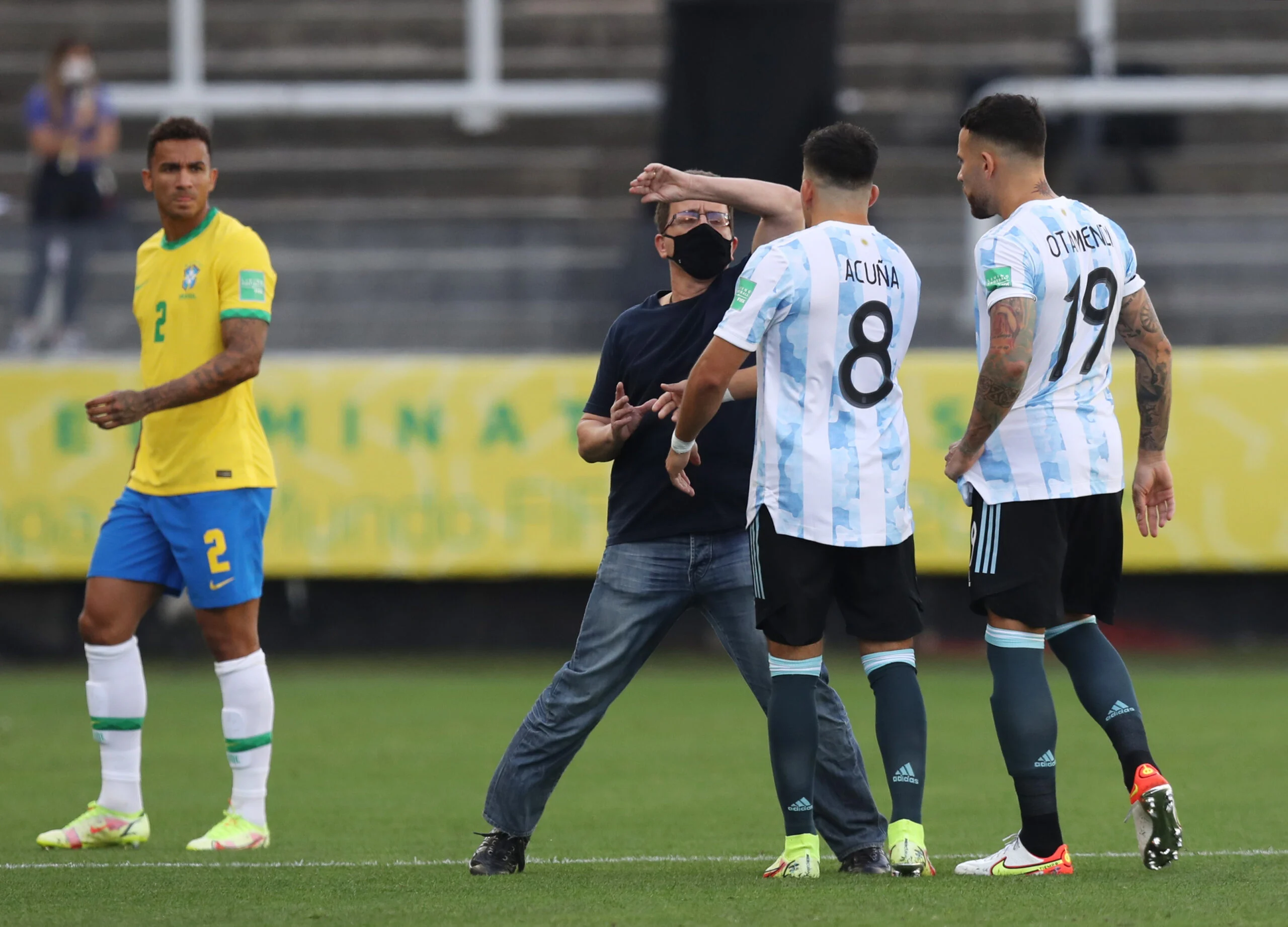 עימות בין שחקני נבחרת ארגנטינה לאיש משרד הבריאות הברזילאי