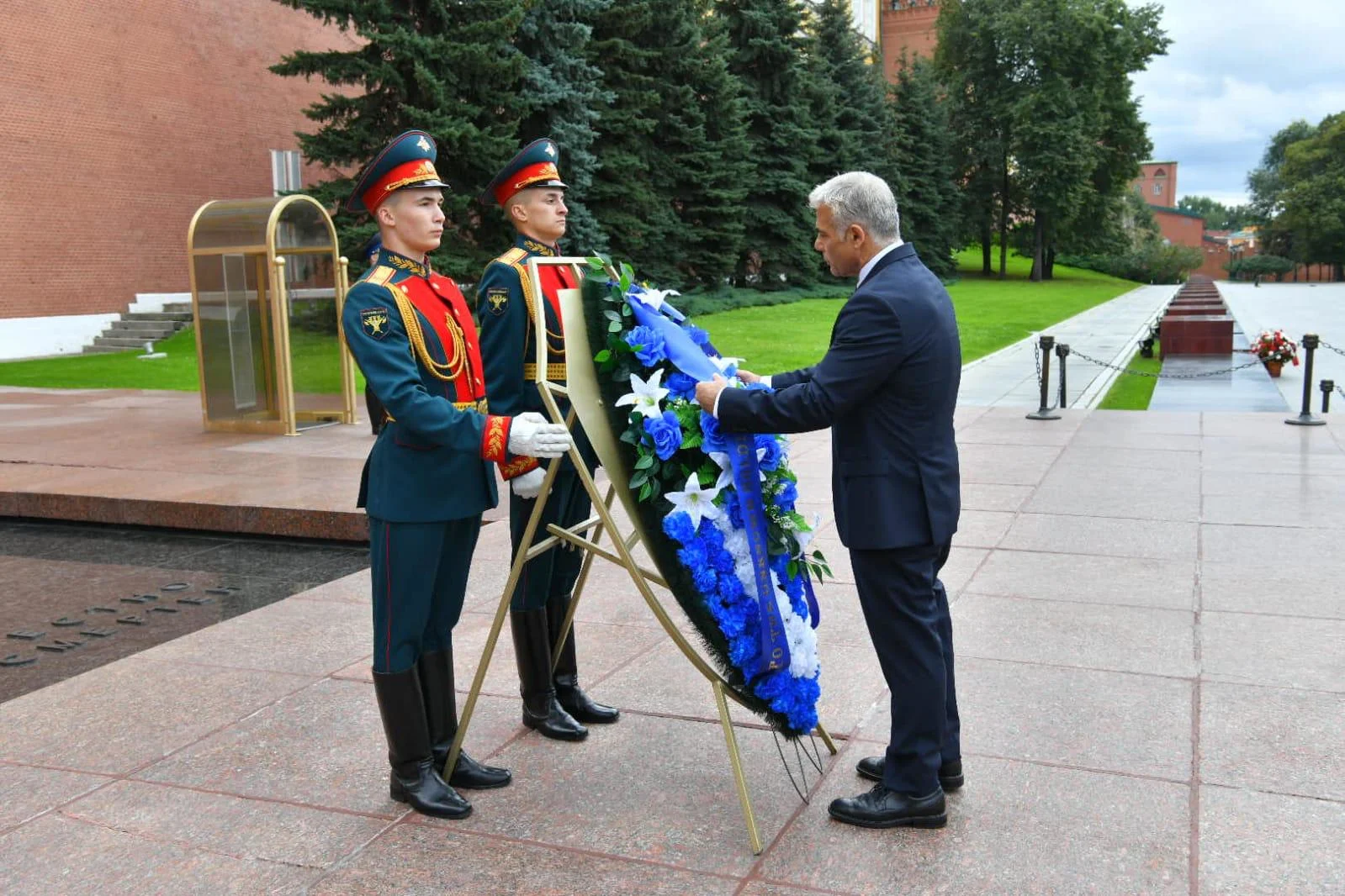 לפיד בביקורו בקבר החייל האלמוני במוסקבה