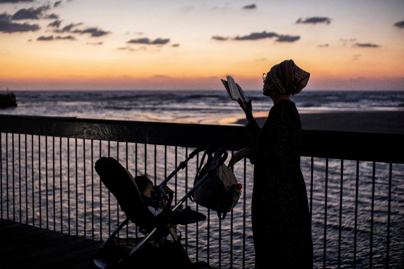 אישה עורכת תשליך ליד הים בתל אביב