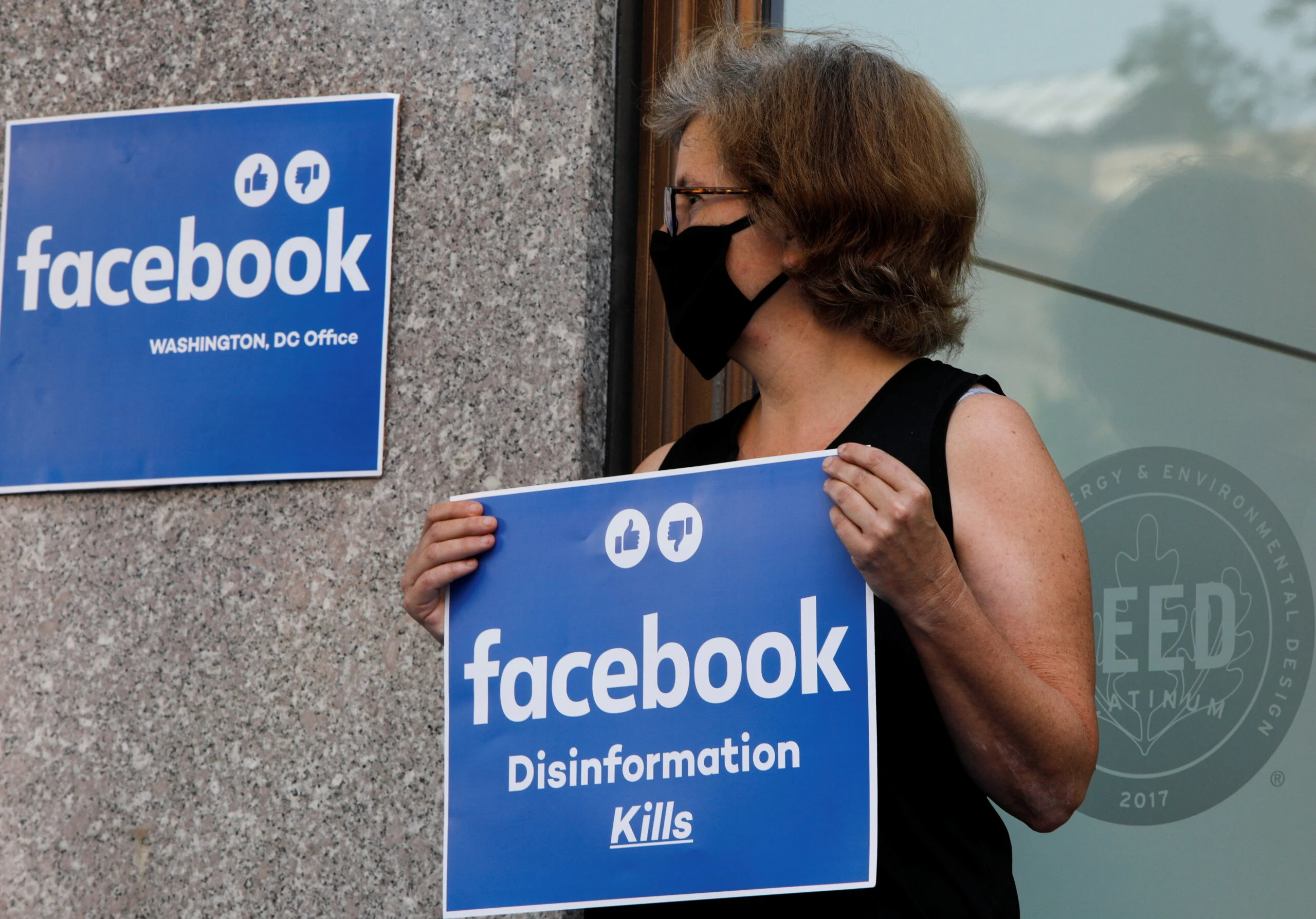 הפגנה נגד פייסבוק בוושינגטון