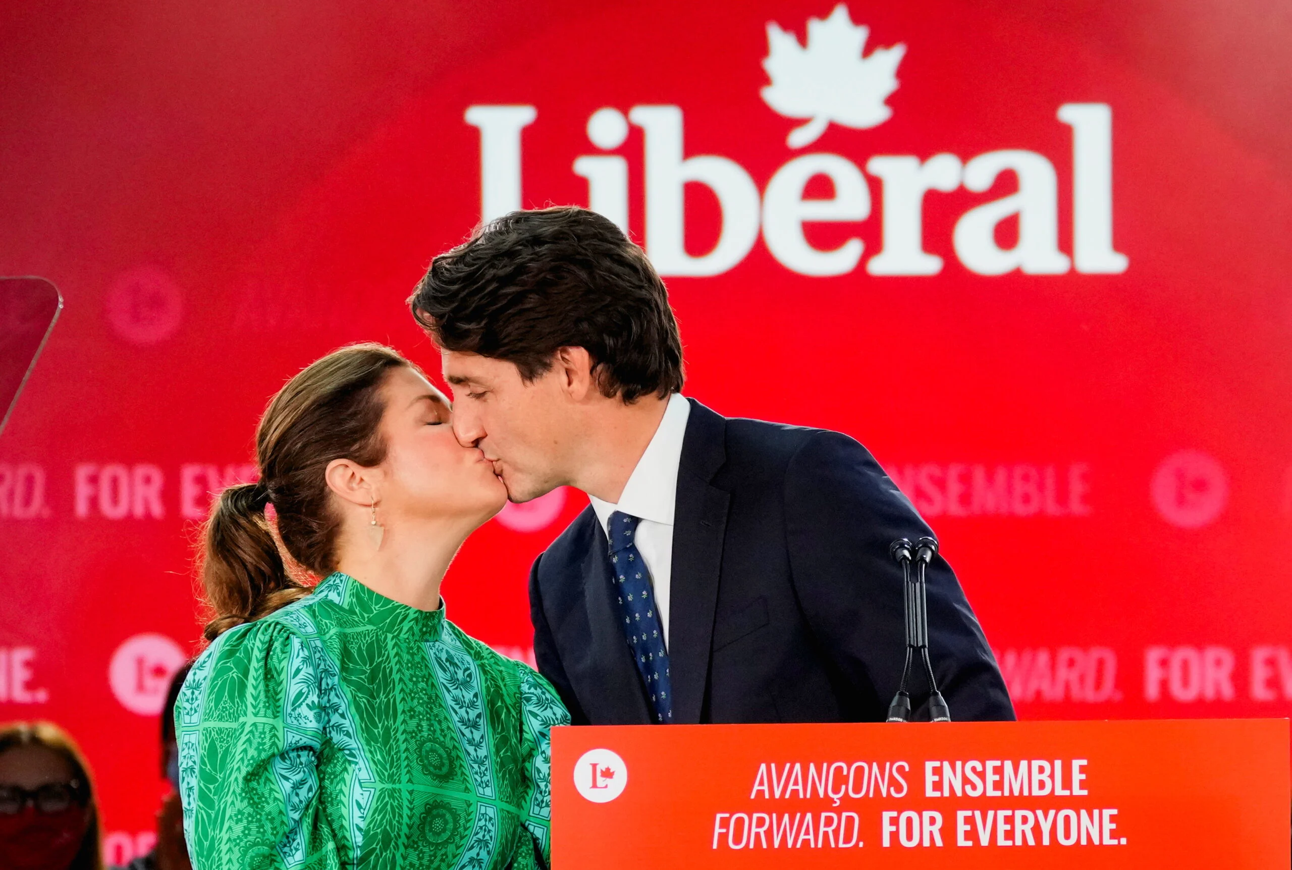 ג'סטין טרודו מנשק את אשתו במהלך ליל הבחירות