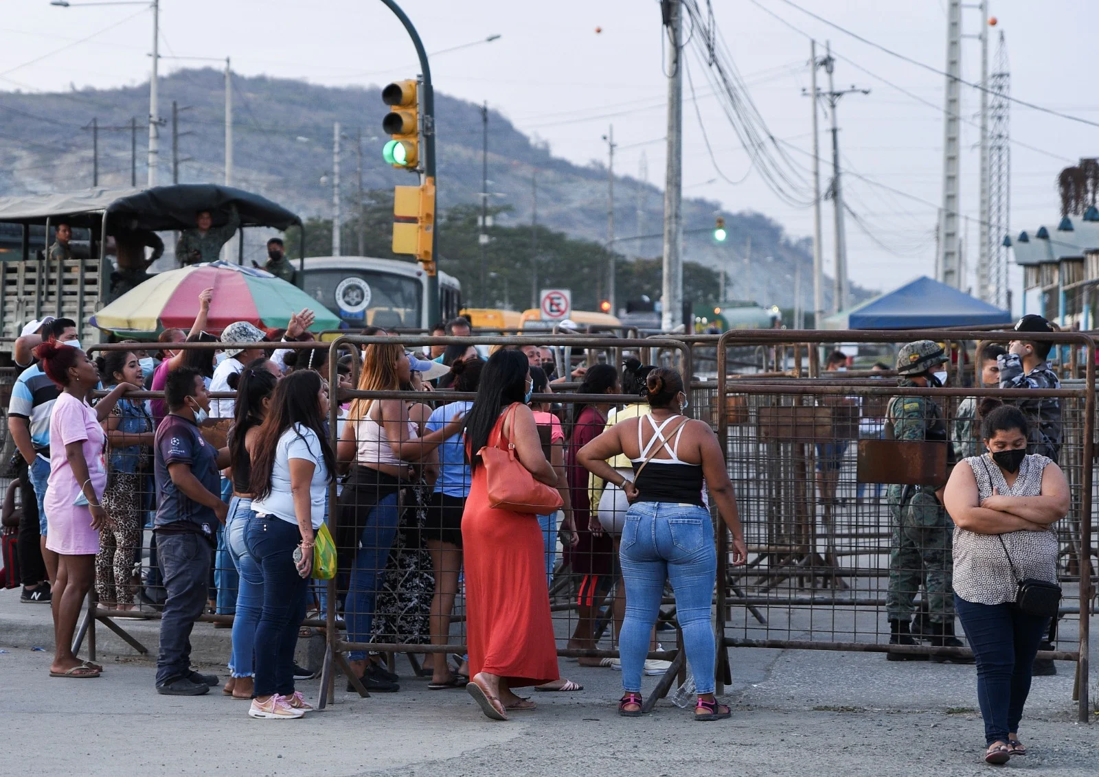 משפחות האסירים מחכות לבשורות מחוץ לשערי הכלא