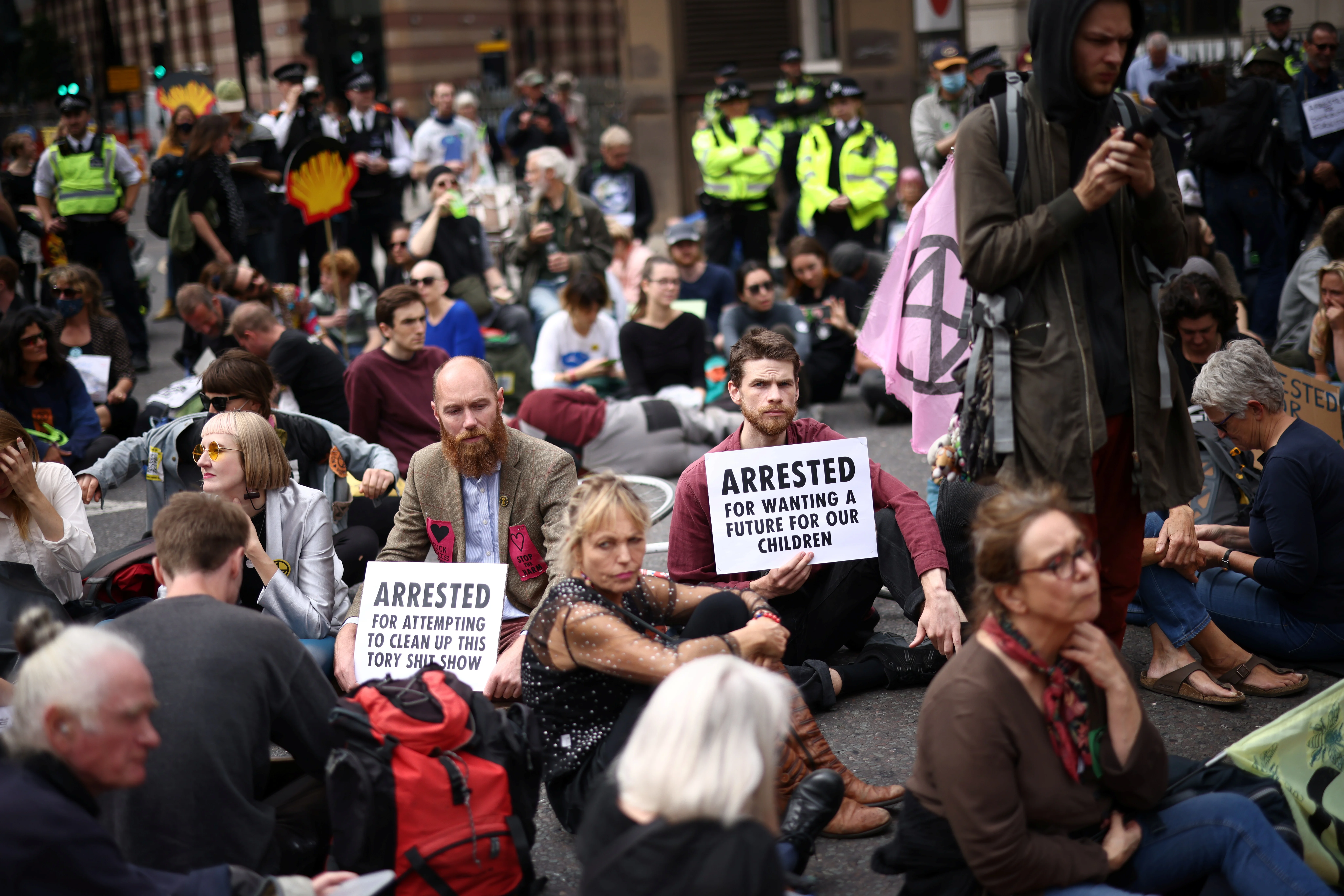 פעילי ''המרד בהכחדה'' בלונדון