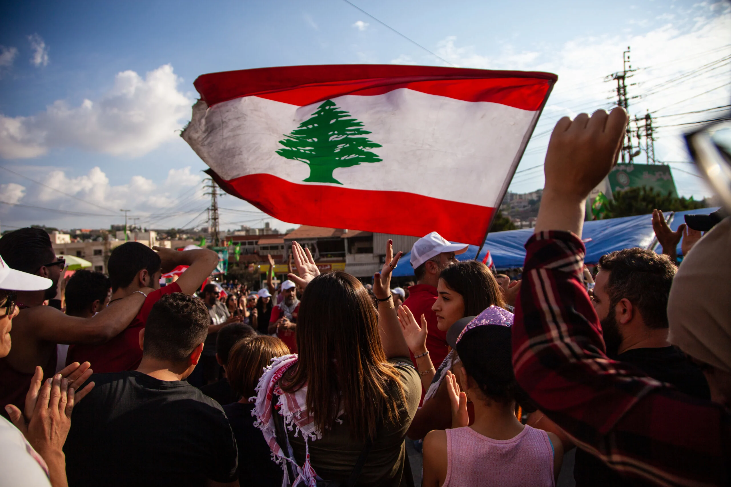 מפגינים מניפים דגל לבנון