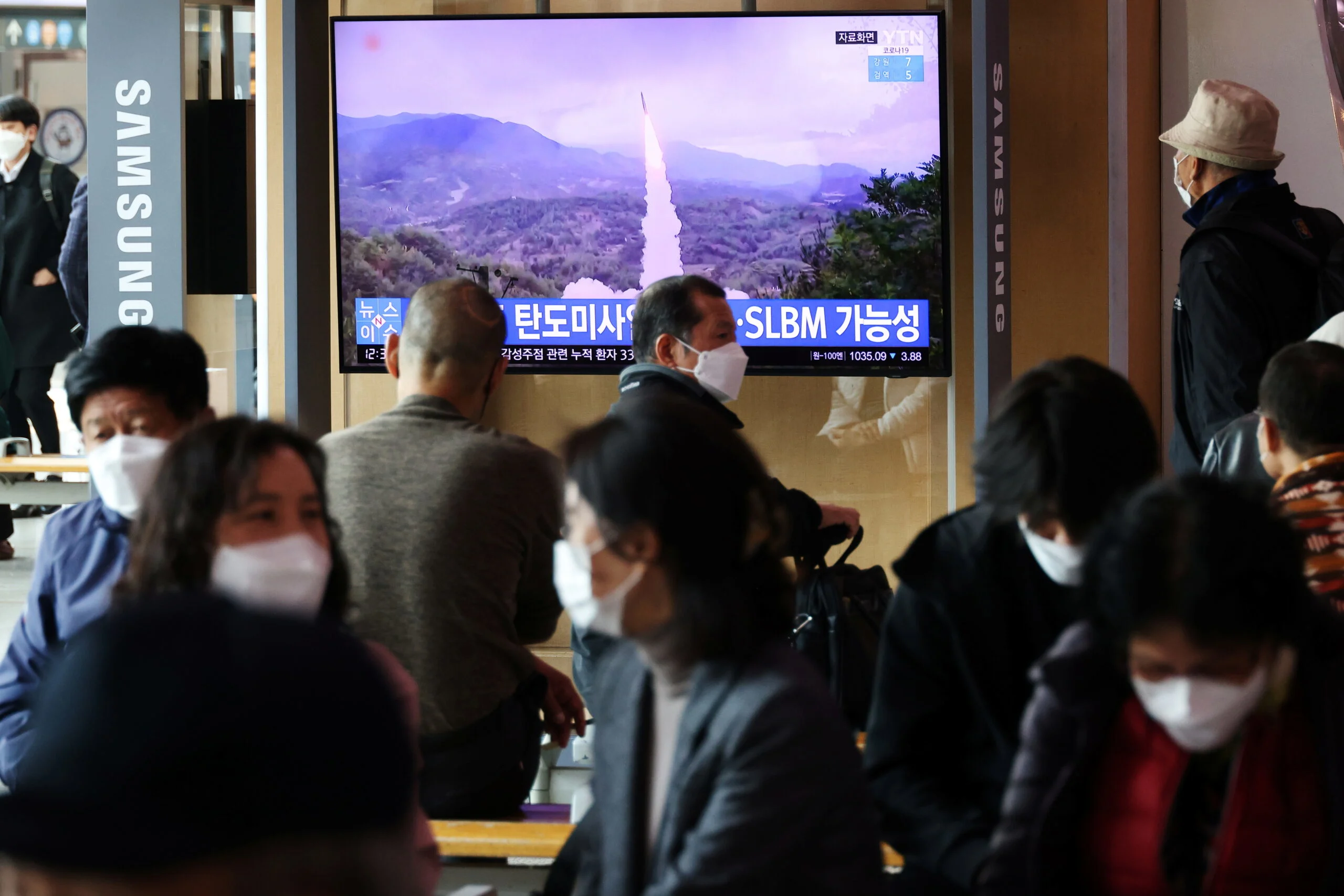 אזרחים צופים בשיגור הטיל בסיאול, דרום קוריאה