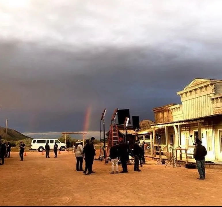 סט הצילומים של הסרט ''Rust'' אלק בולדווין הלינה האצ'ינס