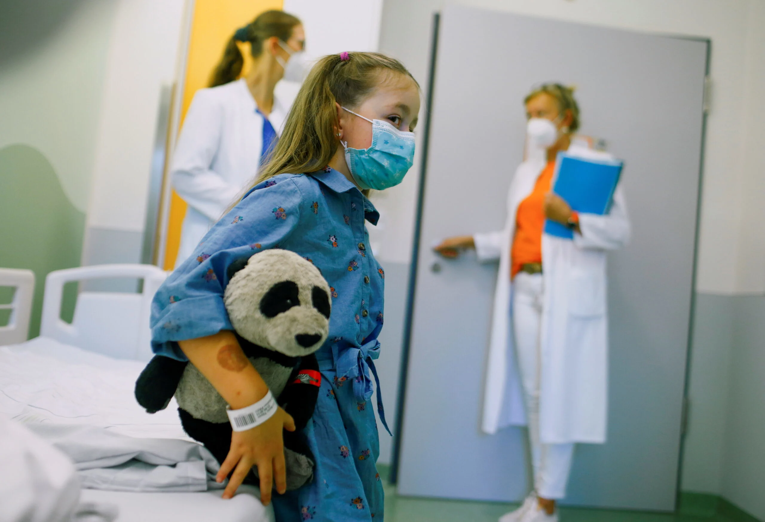 ילדה בת 5 מאושפזת בבית חולים בגרמניה לאחר שחלתה בקורונה