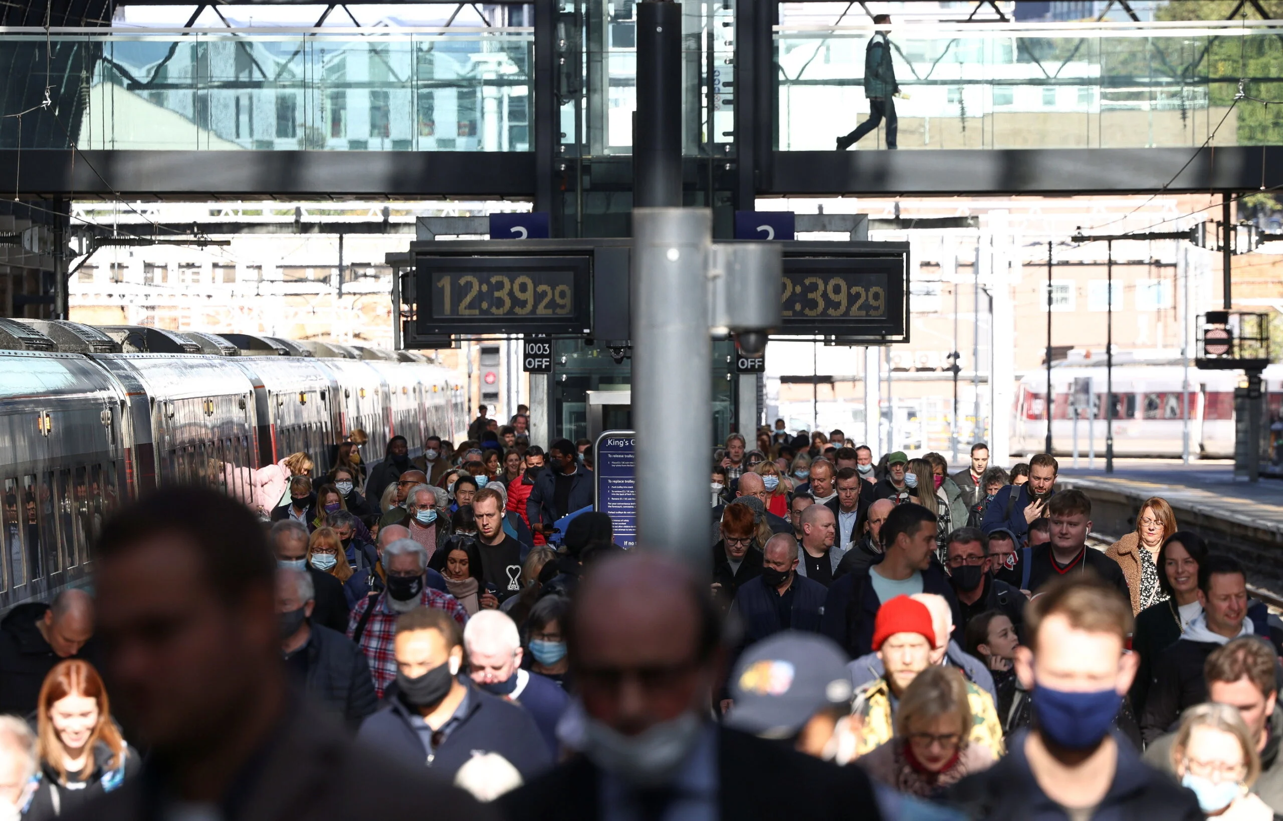 אנשים בתחנת רכבת בלונדון בזמן התפרצות נגיף הקורונה