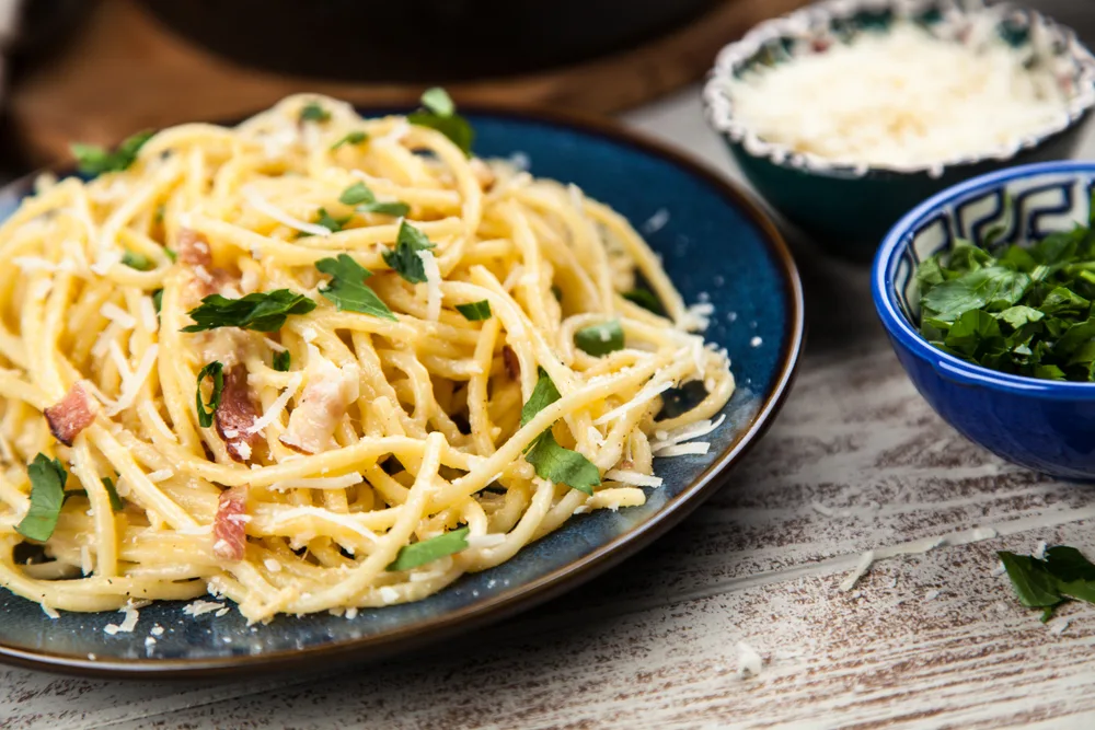 Spaghetti,carbonara,with,egg,and,pancetta