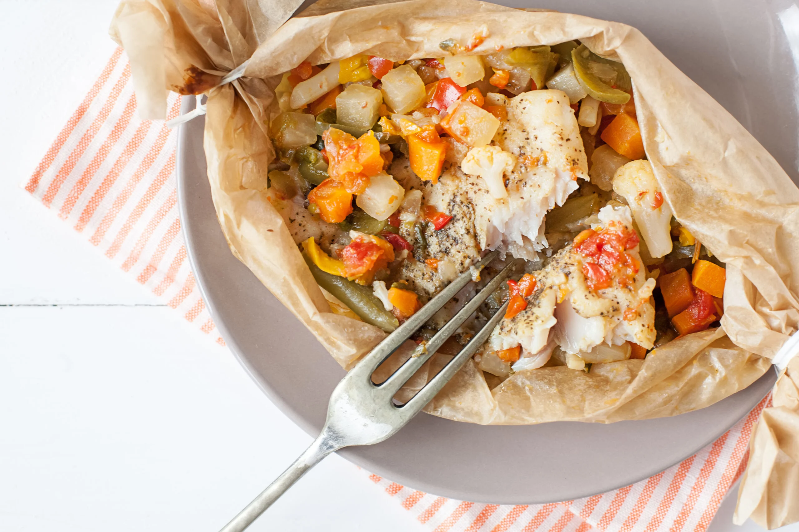 Fried,fish,with,vegetables,in,parchment