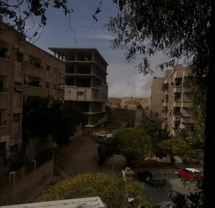 עשן מיתמר מאזור התקיפה המיוחסת לישראל בפרברי דמשק