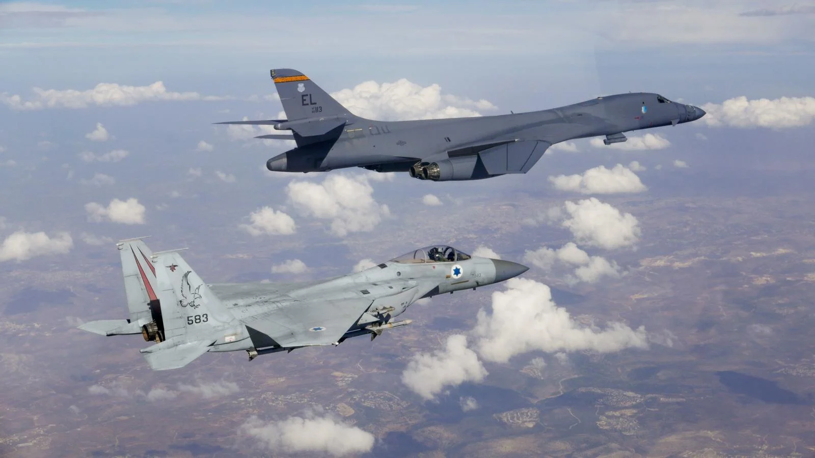 מטוסי חיל האוויר מלווים מפציץ אמריקני