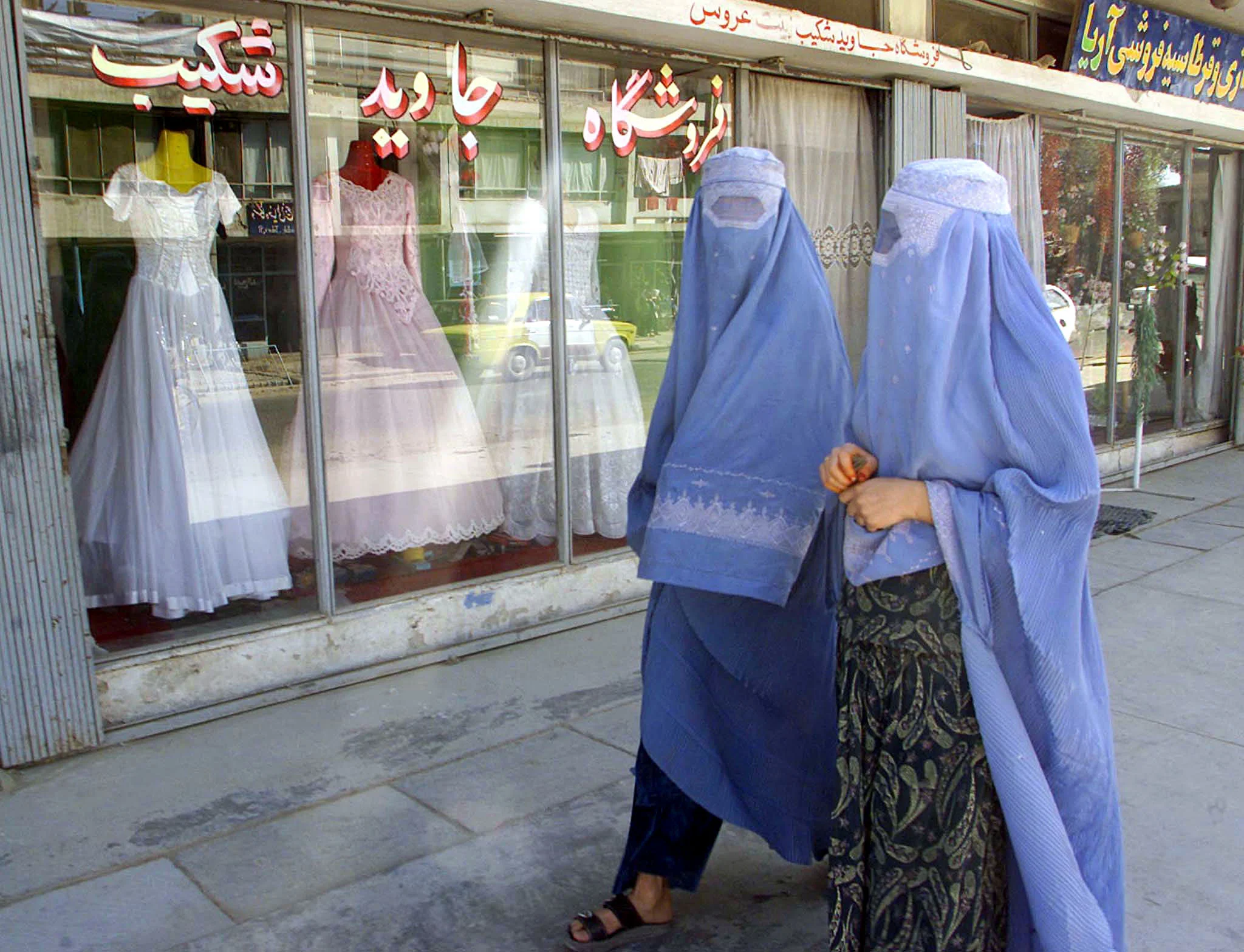 נשים אפגניות ליד חנות שמלות כלה