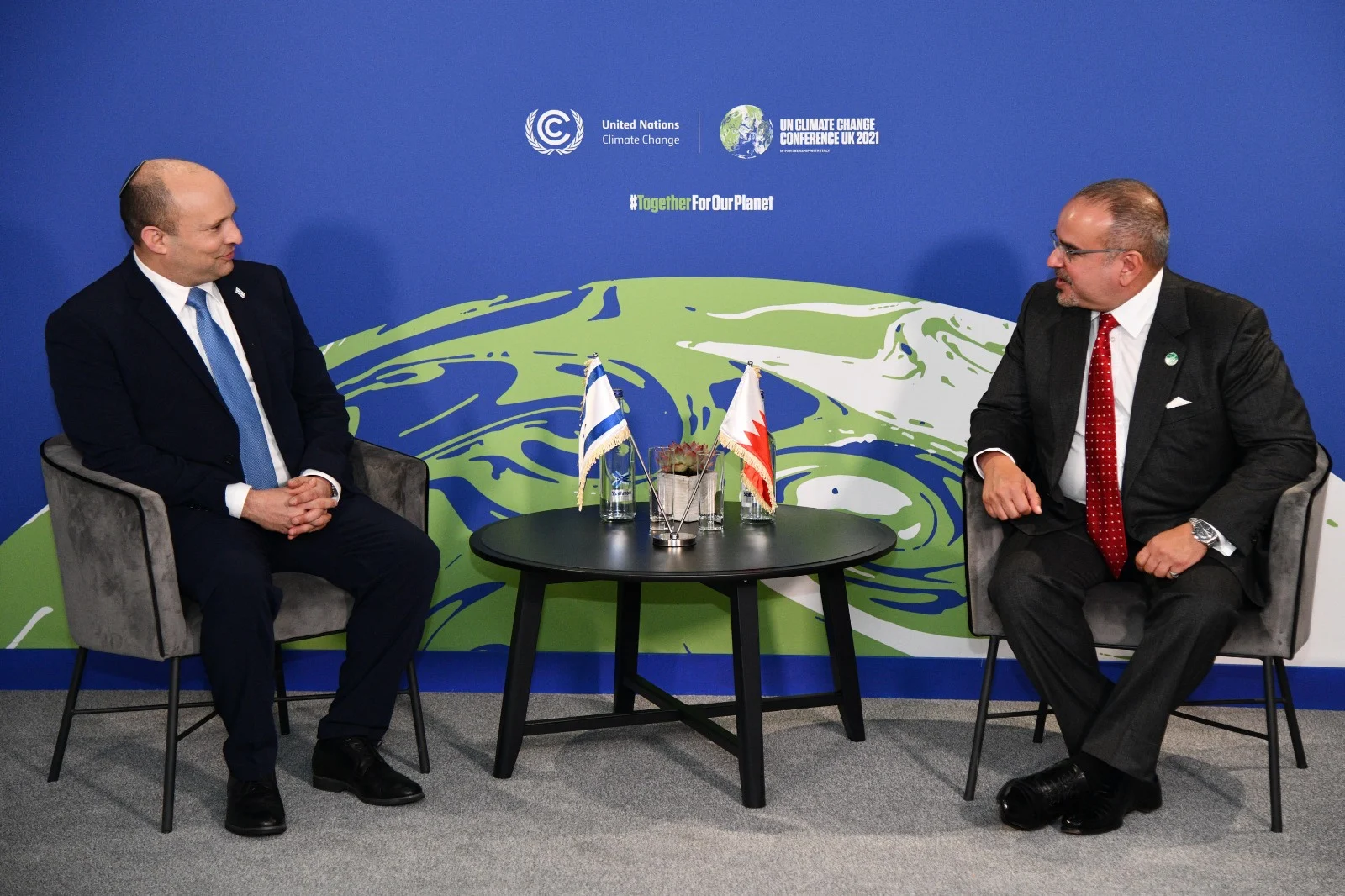 בנט עם יורש העצר וראש הממשלה של בחריין, סלמאן בן חמד אאל ח'ליפה בוועידת האקלים בגלאזגו