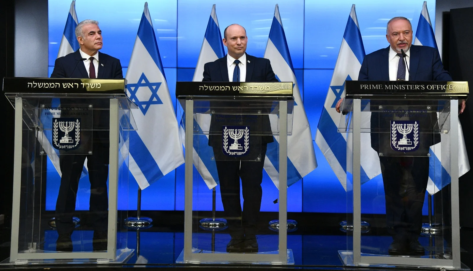 רה''מ בנט, שר החוץ לפיד ושר האוצר ליברמן במסיבת עיתונאים לאחר אישור התקציב