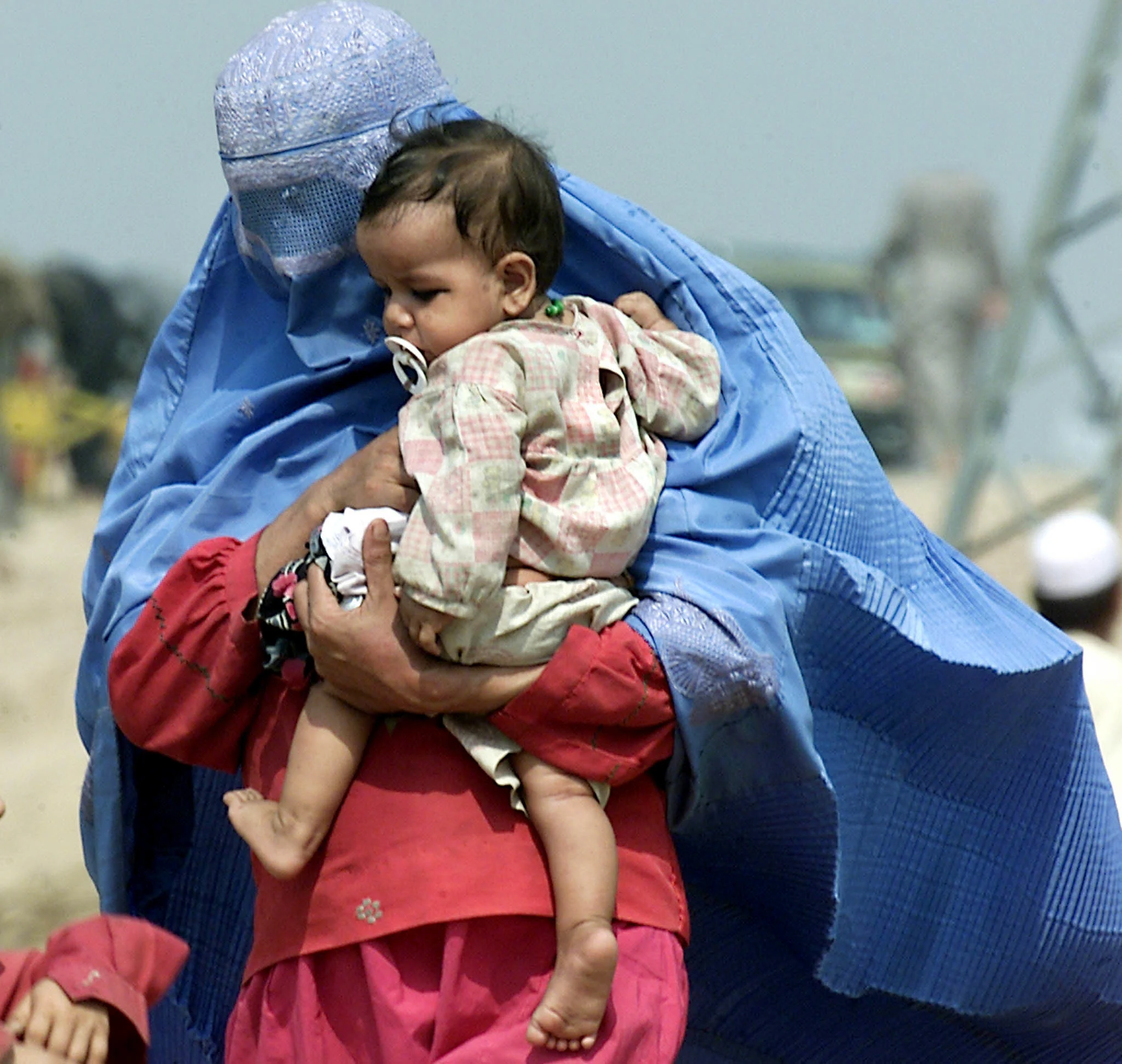 אישה אפגנית עם תינוק