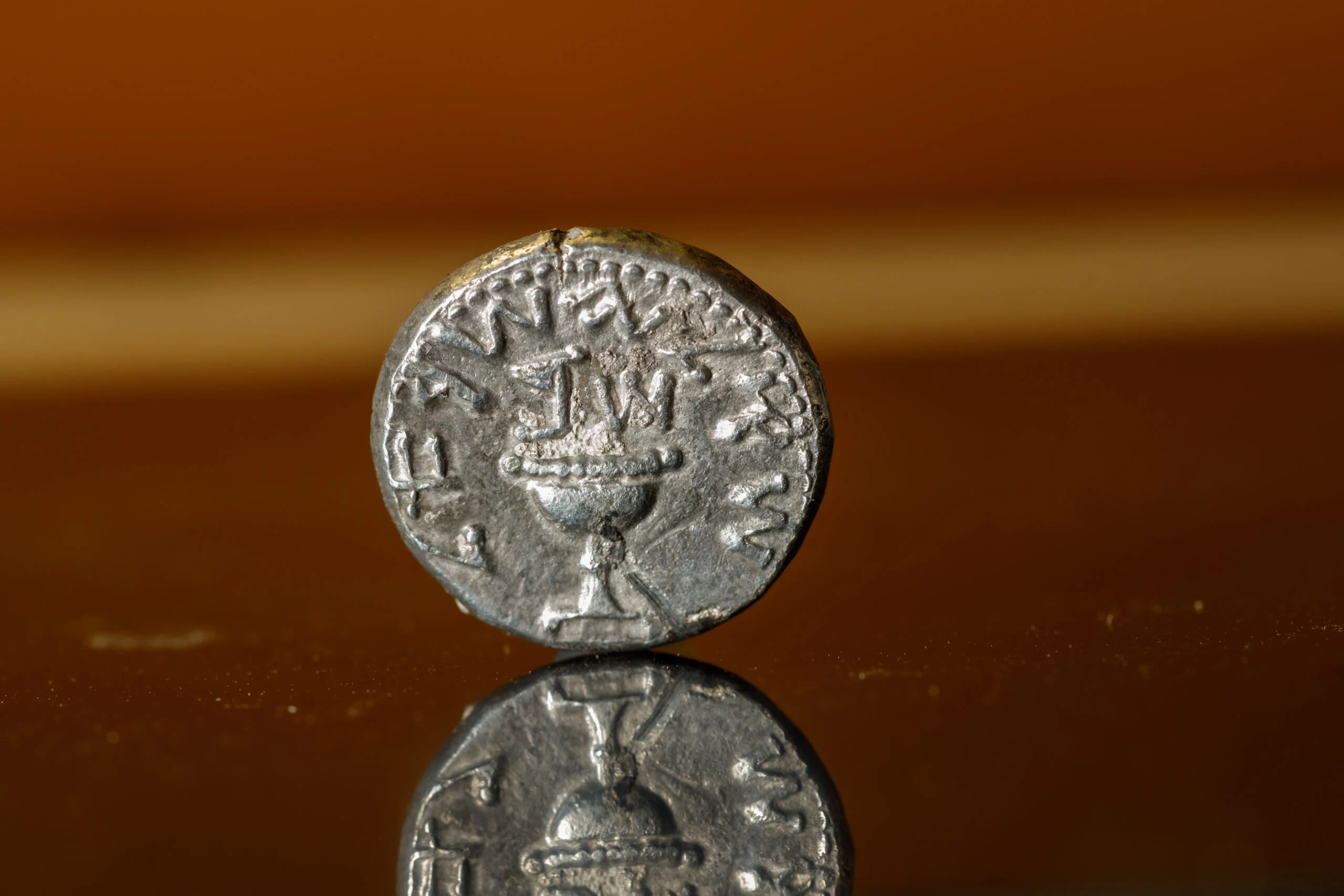 מטבע הכסף ועליו גביע עם הכיתוב: ''שקל ישראל'' והאותיות: ש''ב (שנה ב' למרד)