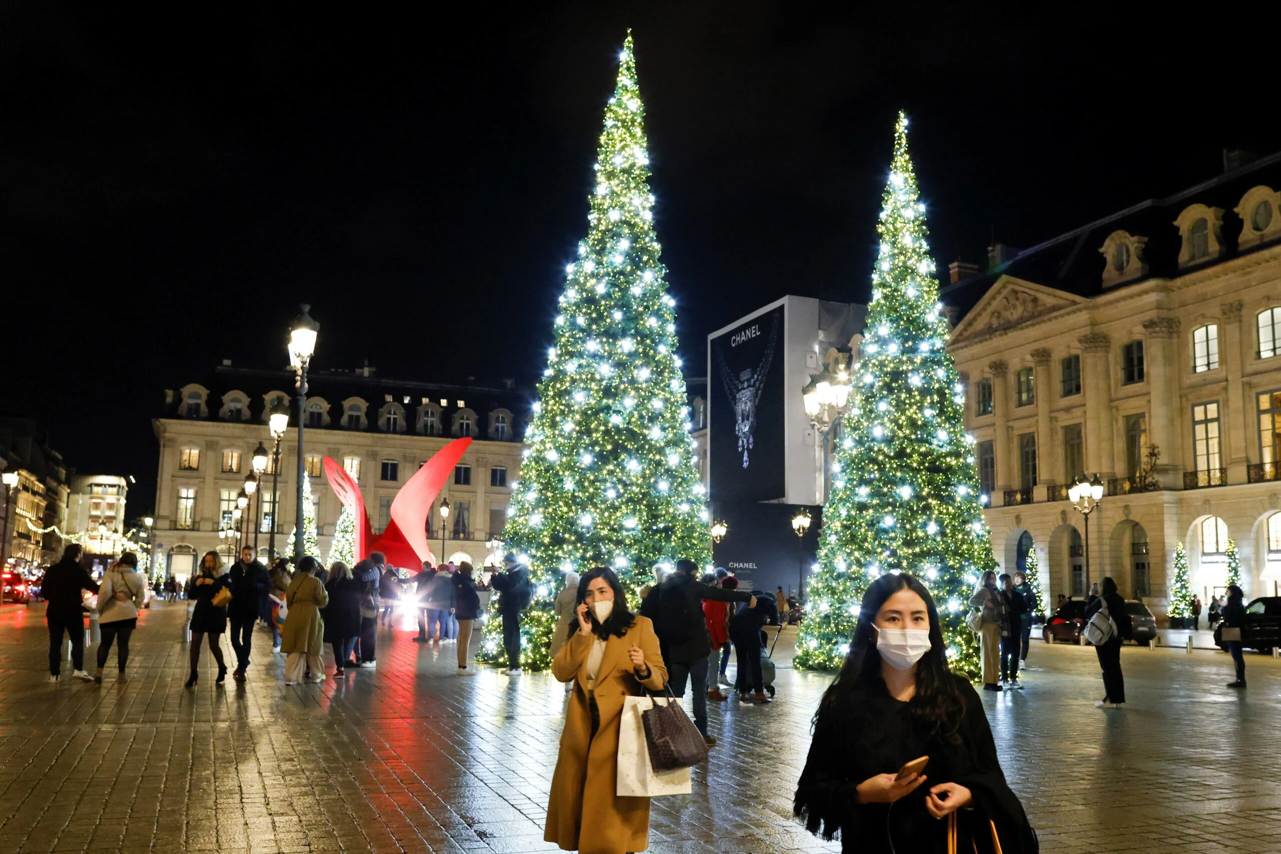 חוגגים את חג המולד תחת הגבלות בפריז
