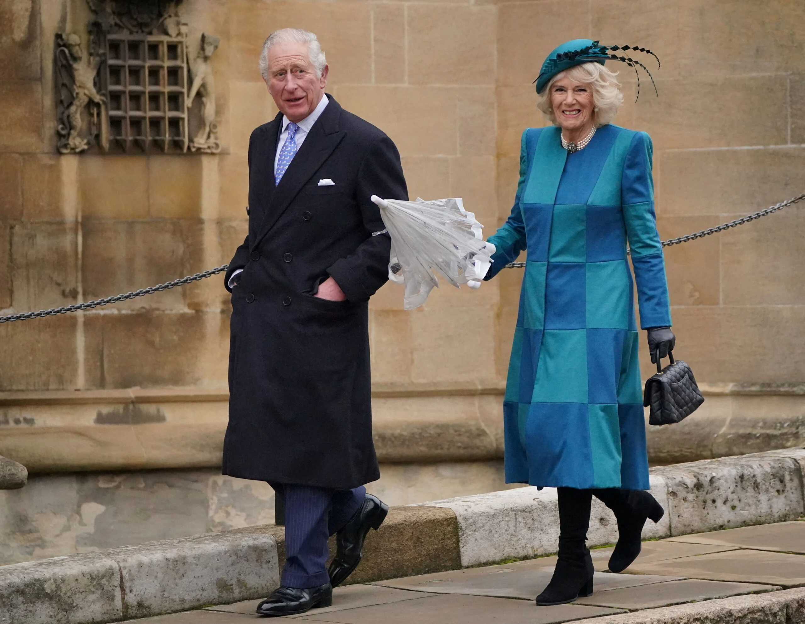 המלך צ'ארלס ואשתו קמילה בארמון