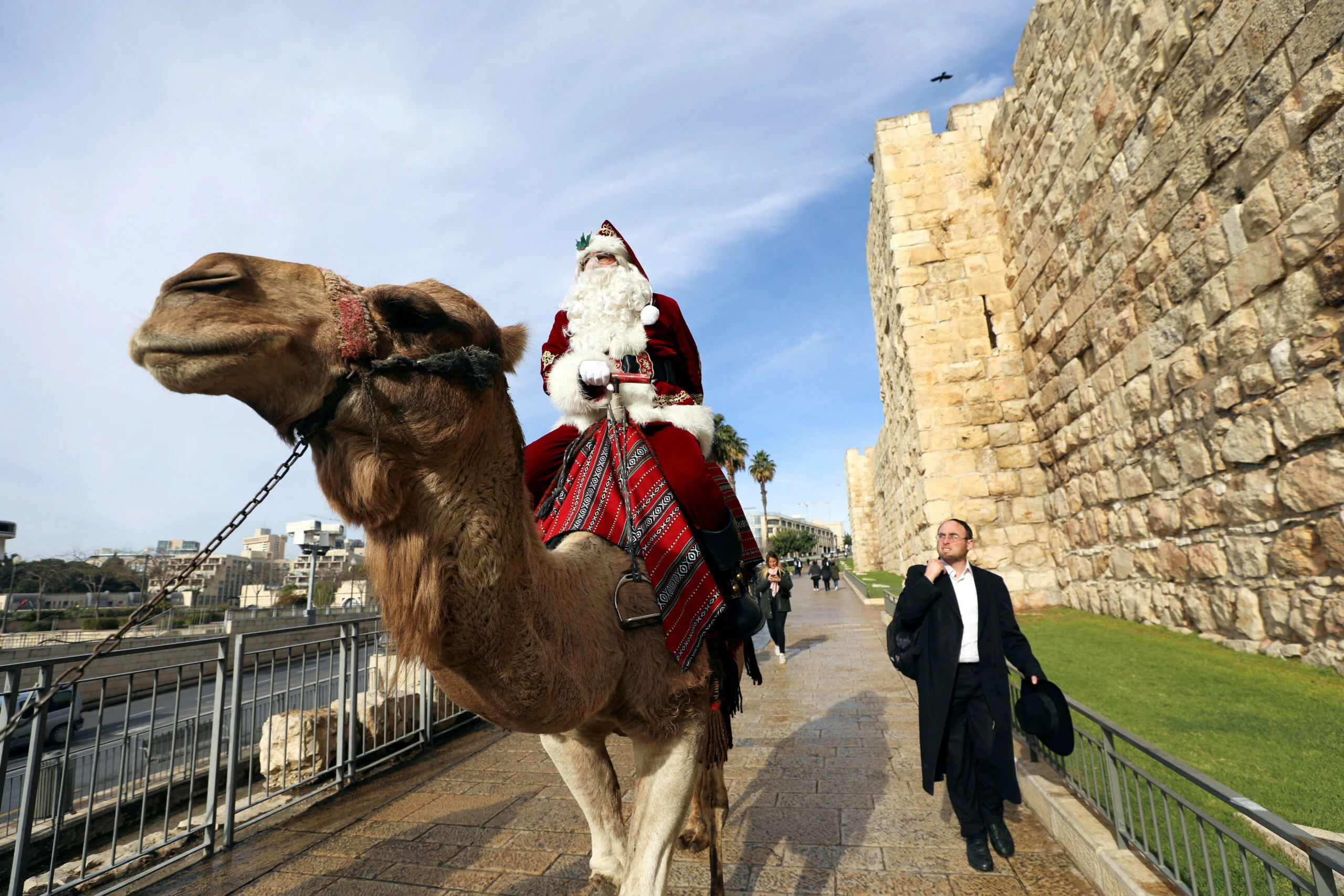 סנטה קלאוס חג המולד שער יפו ירושלים גמל