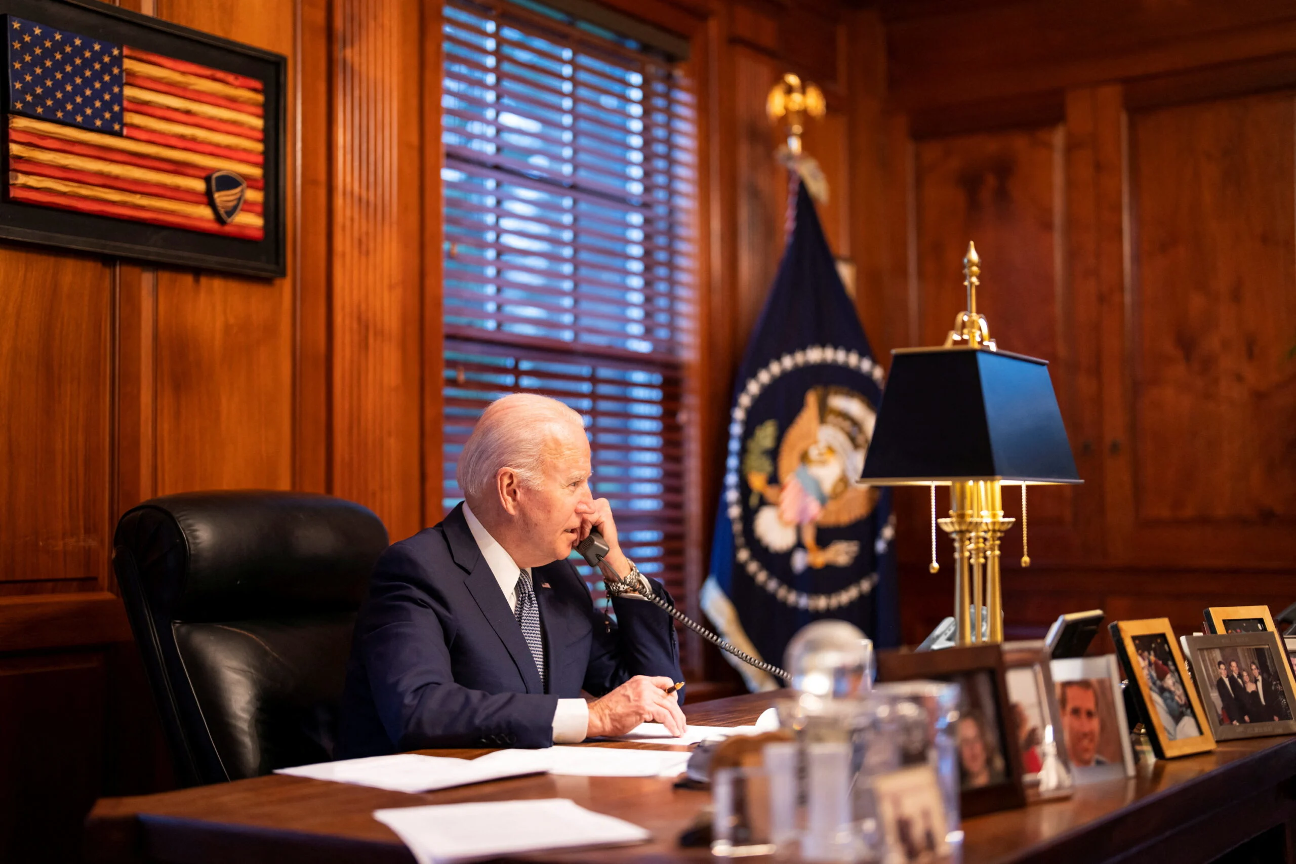 הנשיא האמריקני ג'ו ביידן משוחח עם פוטין בטלפון
