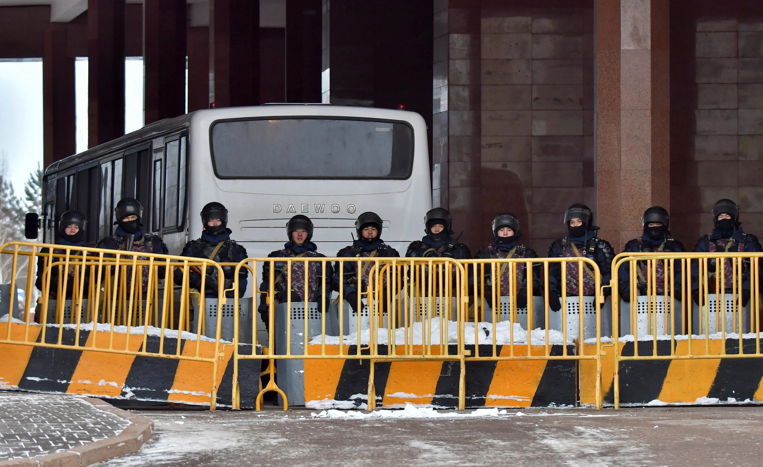 כוחות הביטחון בקזחסטן חוסמים רחובות בעקבות ההפגנות