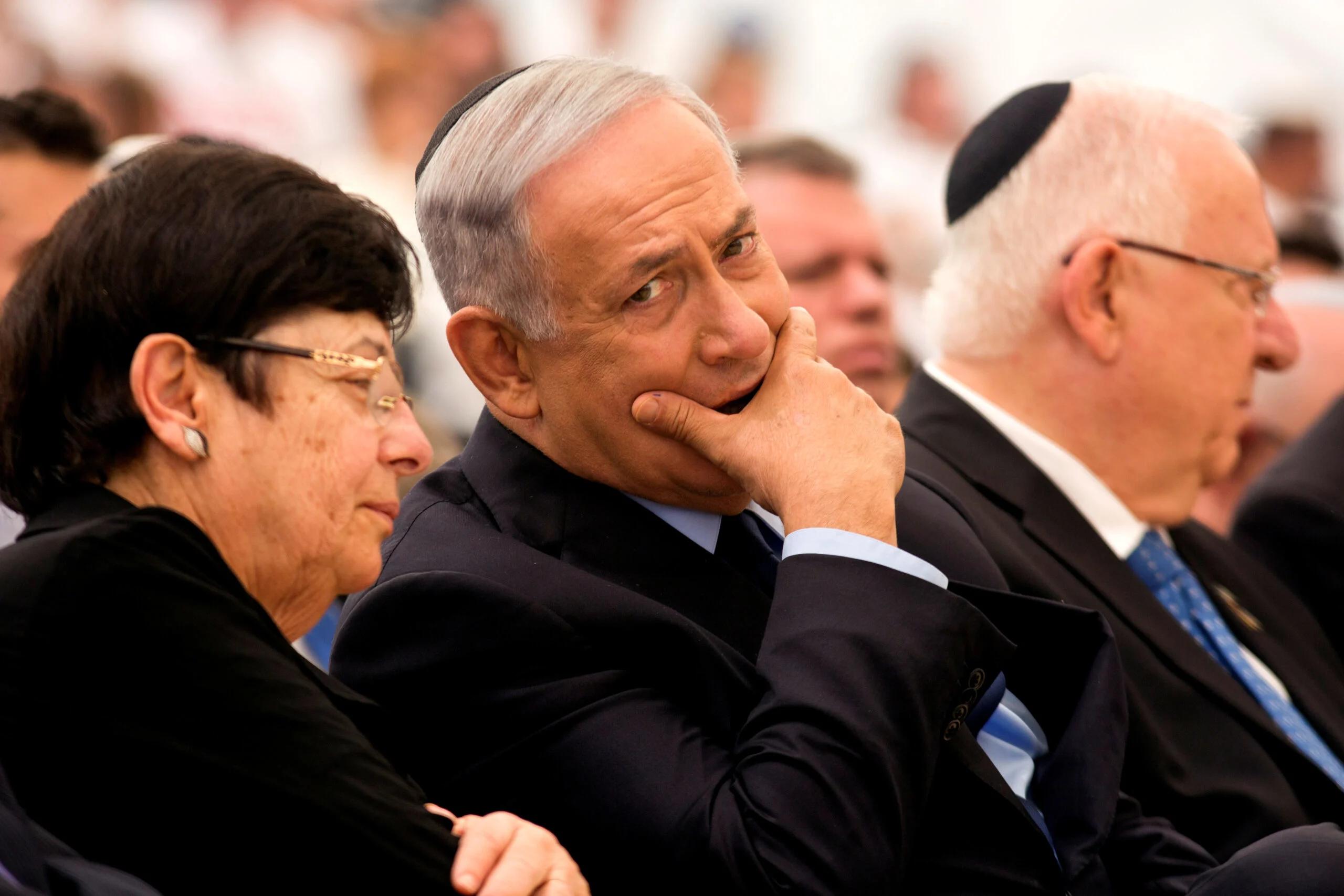 מרים נאור לצידם של רה''מ לשעבר בנימין נתניהו והנשיא לשעבר ראובן ריבלין, בטקס יום הזיכרון בהר הרצל ב-2016