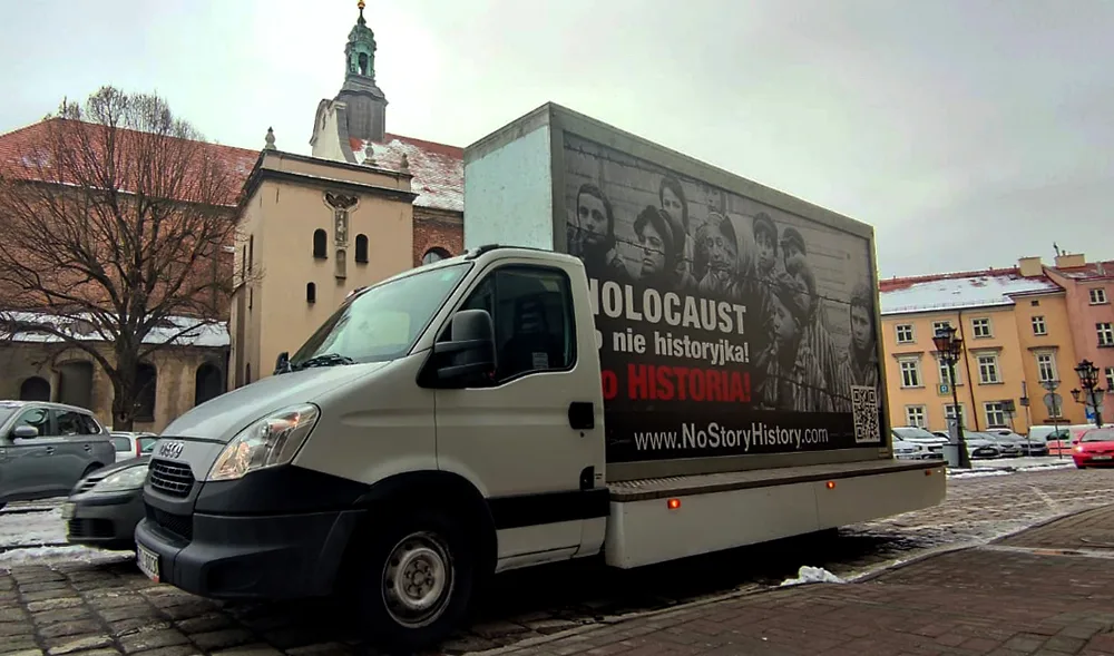 שלט של הקמפיין ''זה לא סיפור - זו היסטוריה'' בקאליג, פולין