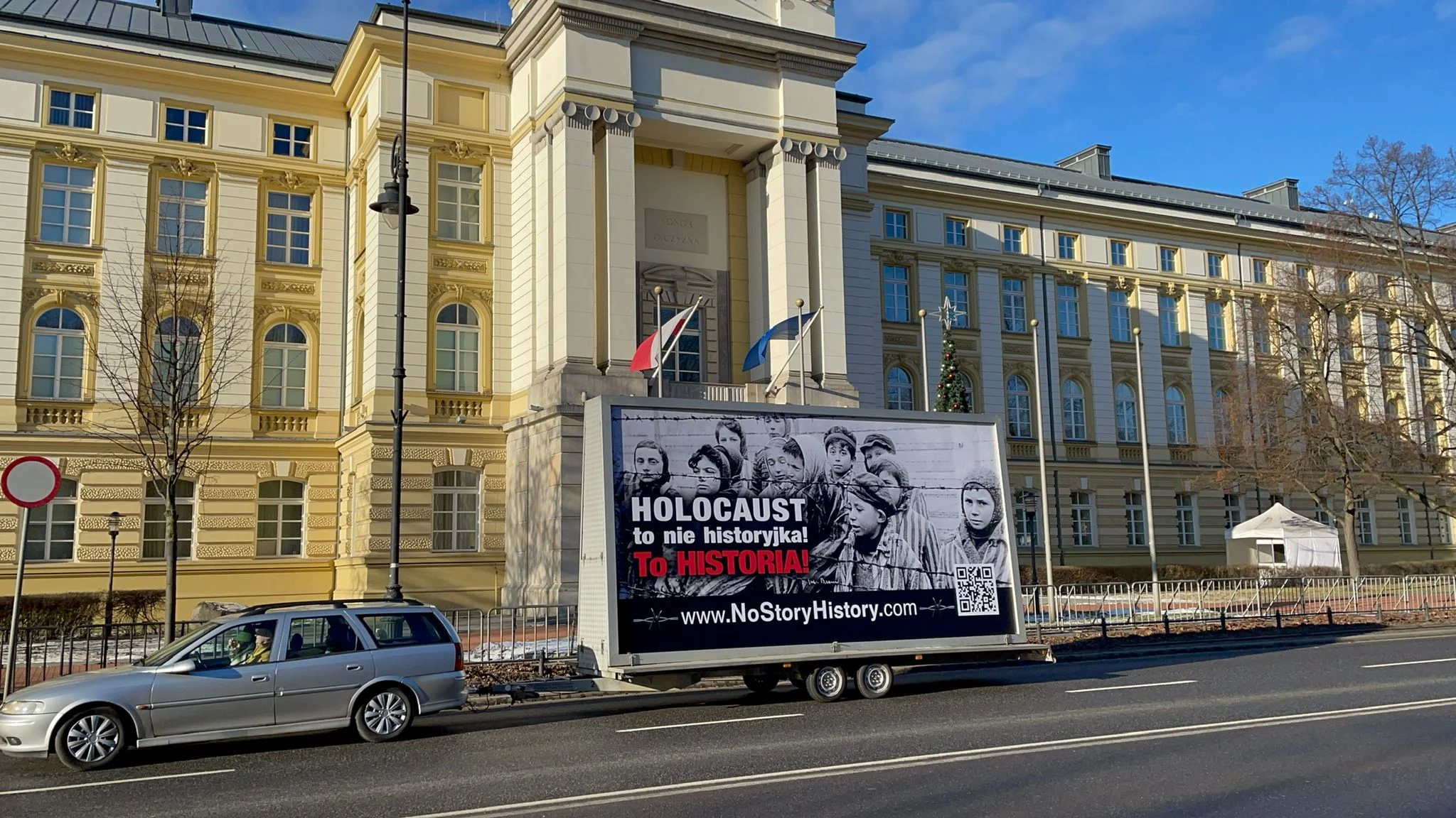 שלט של הקמפיין ''זה לא סיפור - זו היסטוריה'' מחוץ לפרלמנט בוורשה, פולין