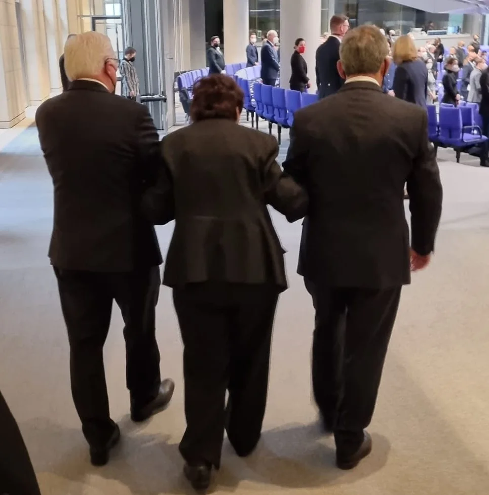 יו''ר הכנסת מיקי לוי נכנס לבונדסטאג עם נשיא גרמניה שטיינמאייר ושורדת השואה אינגה אויירבכר