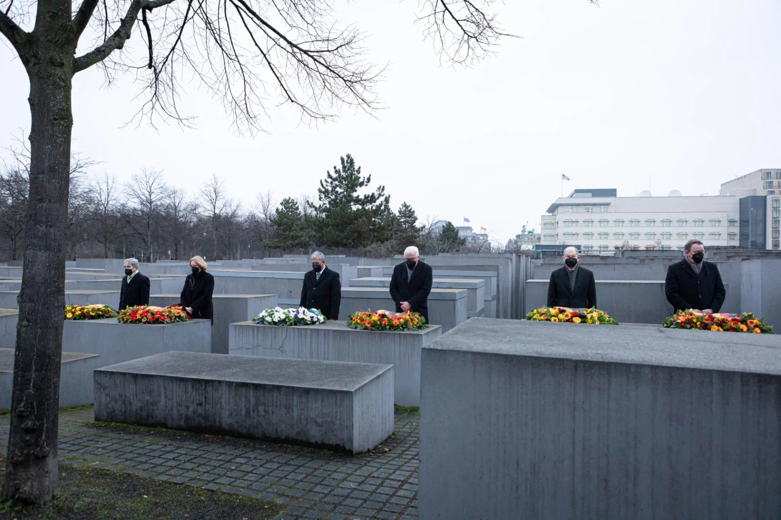 יו''ר הכנסת מיקי לוי מניח זר באנדרטת הזיכרון לקורבנות השואה בברלין