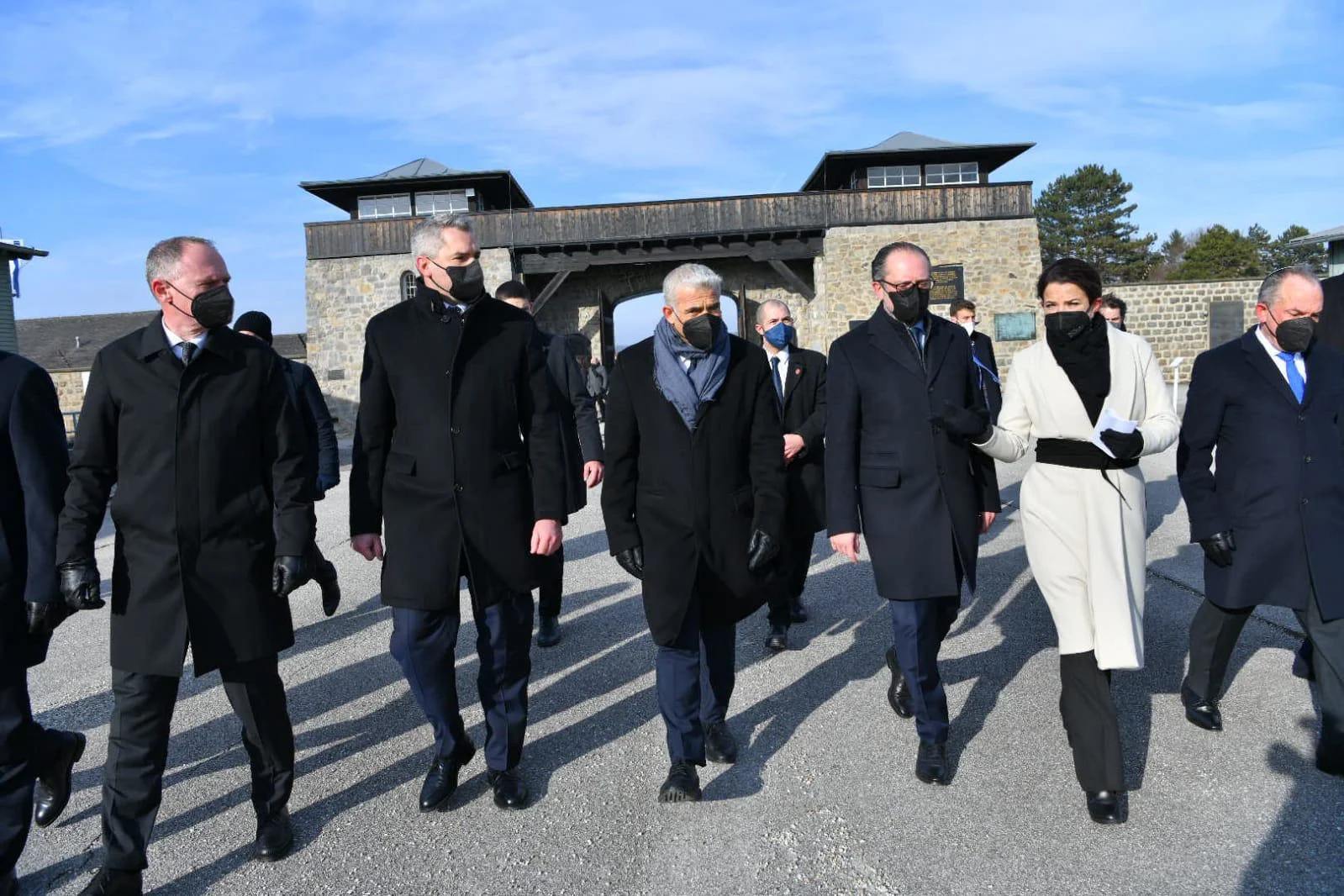 שר החוץ יאיר לפיד במחנה מאוטהאוזן ביחד עם קנצלר אוסטריה