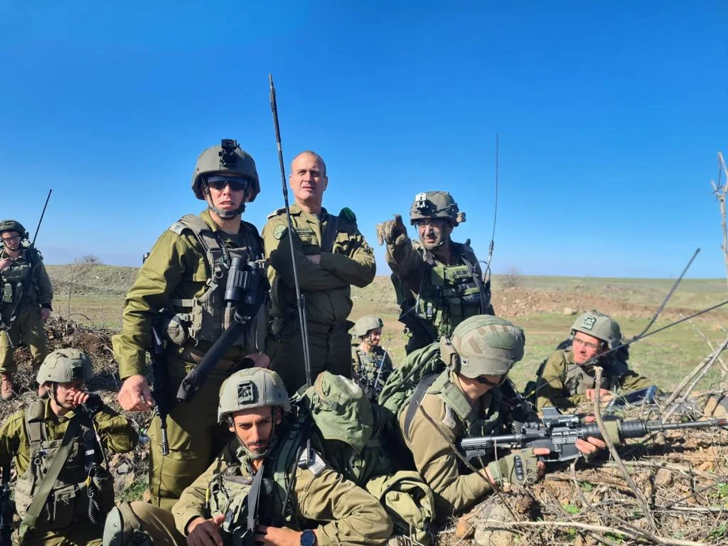 אלוף פיקוד מרכז יהודה פוקס עם חיילים בשטח