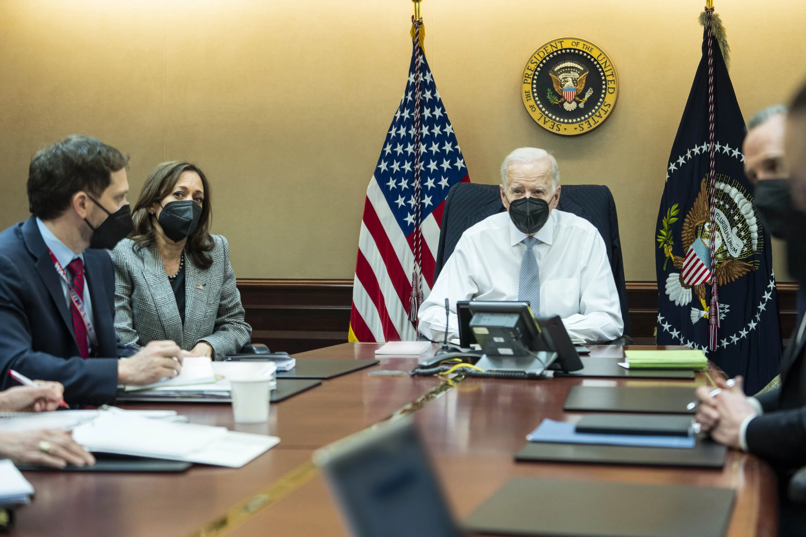 הנשיא ג'ו ביידן וסגניתו קמלה האריס בחדר המצב בעת מבצע חיסולו של מנהיג דאעש