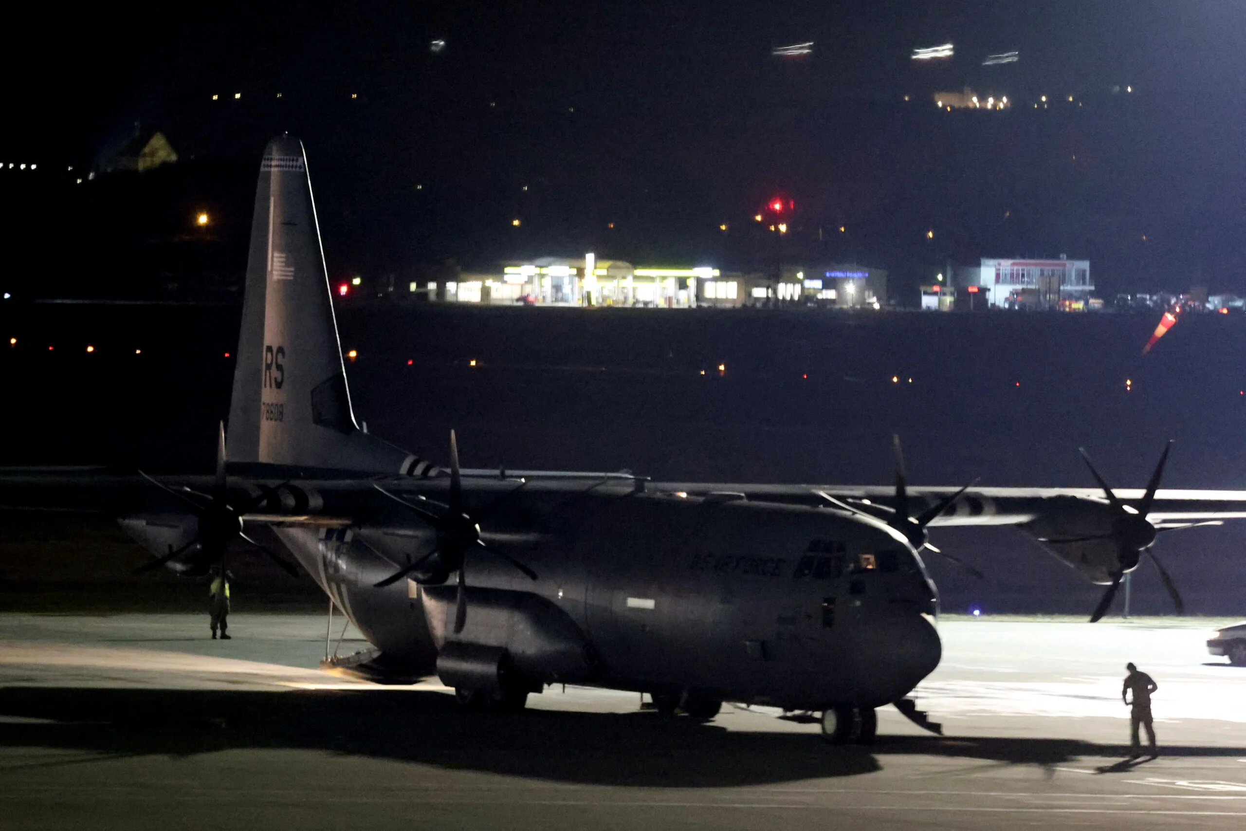 מטוס תובלה של חיל האוויר האמריקני בנמל התעופה יאשיונקה הסמוך לז'שוב, פולין