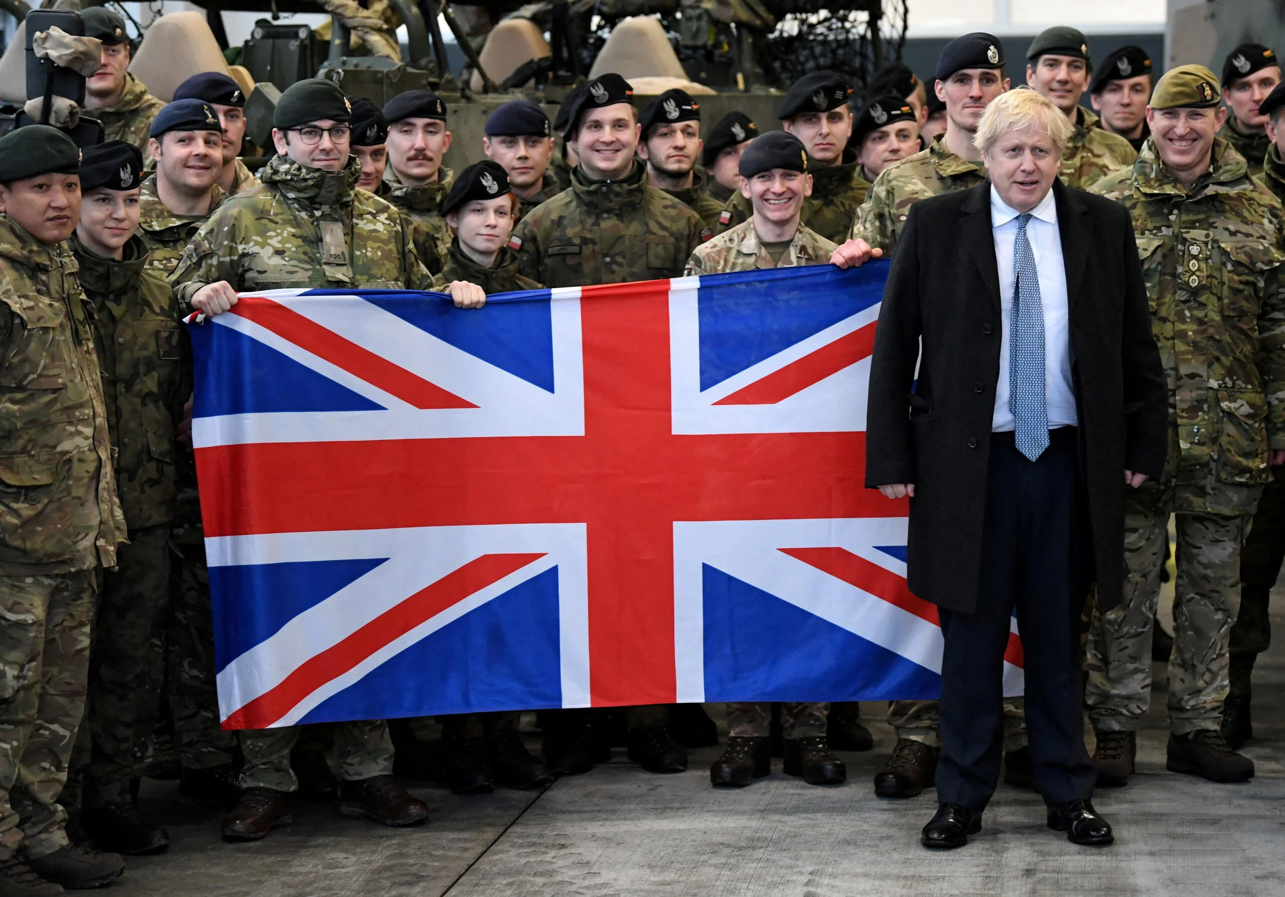 ראש ממשלת בריטניה בוריס ג'ונסון מבקר את החיילים הבריטים המוצבים בוורשה