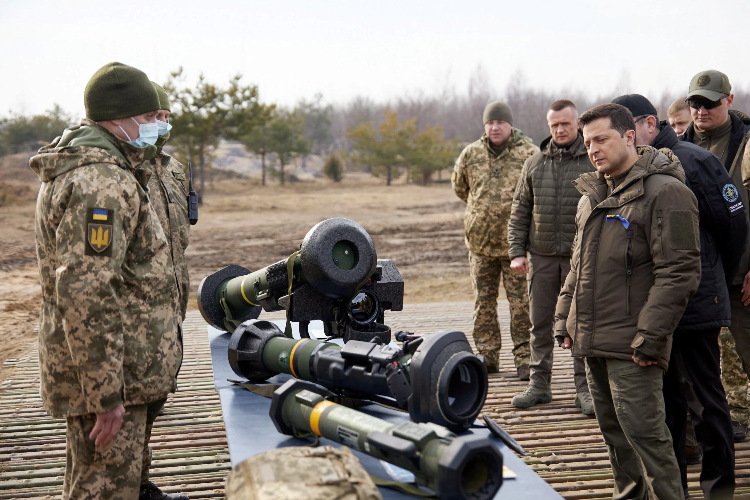 נשיא אוקראינה ולודימיר זילנסקי פוגש את כוחות הצבא
