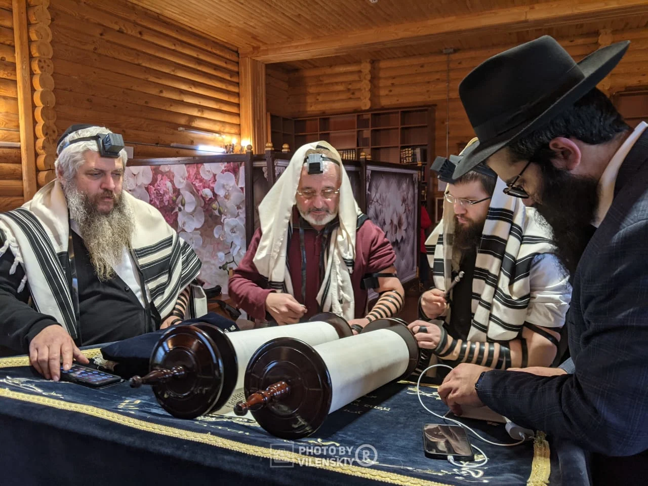 יהודים מתאספים בבית כנסת ליד קייב