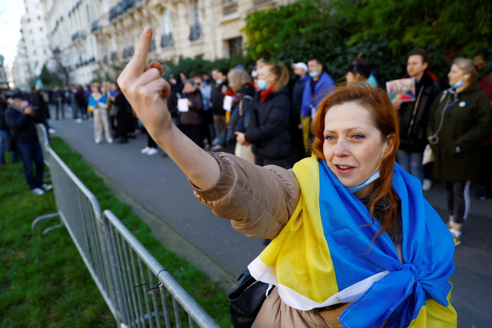 אישה בהפגנת תמיכה באוקראינה מול שגרירות רוסיה בברלין, גרמניה