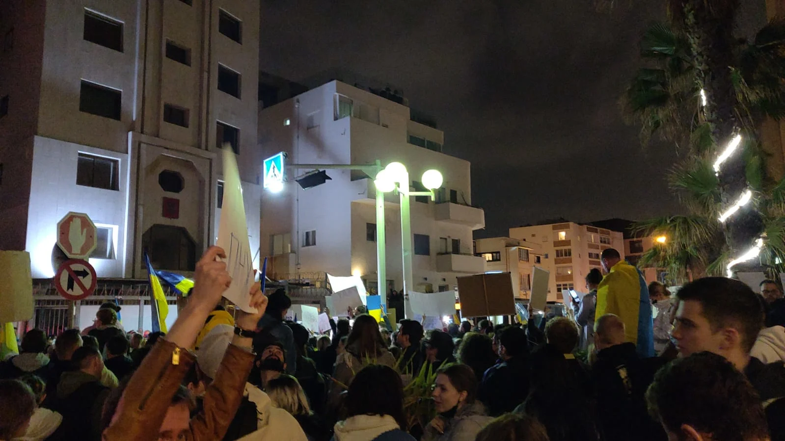 הפגנת תמיכה באוקראינה מול השגרירות הרוסית בתל אביב