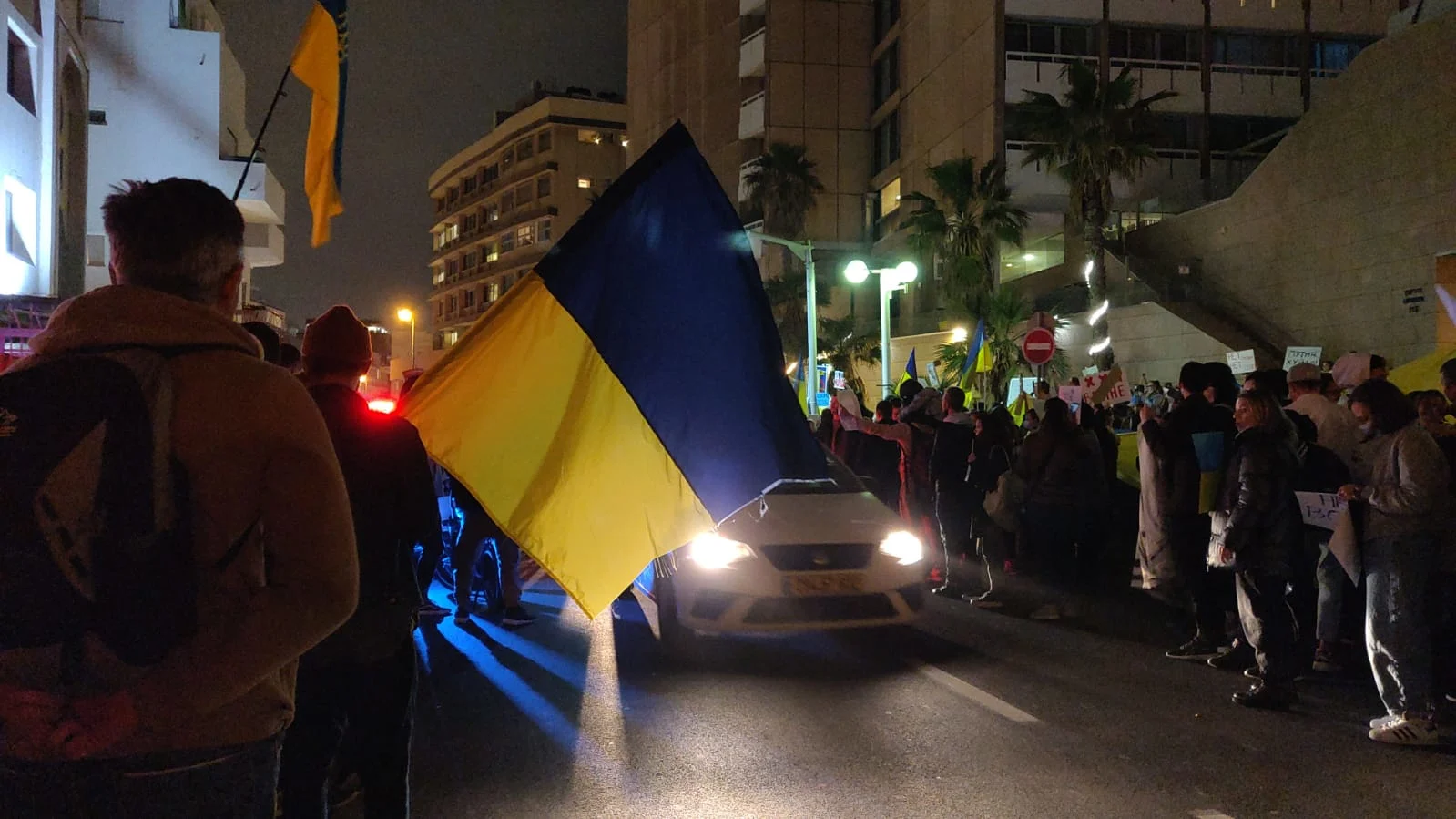 הפגנת תמיכה באוקראינה מול השגרירות הרוסית בתל אביב