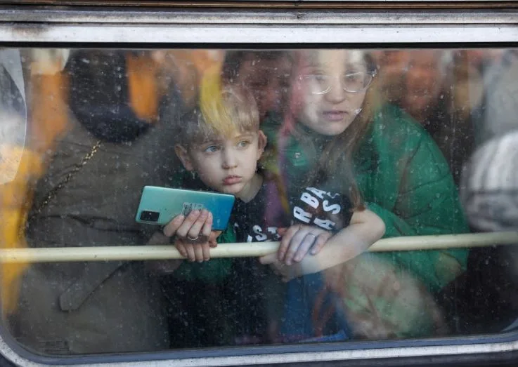אוקראינה פלישה רוסיה אזרחים עוזבים את קייב