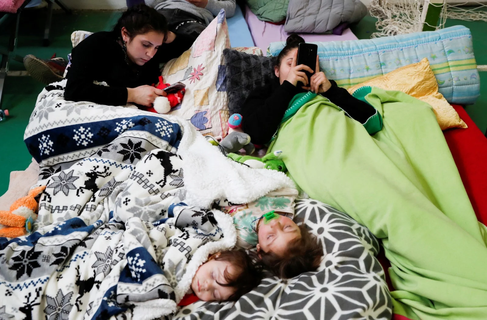 משפחות אוקראיניות במקלט זמני לפליטים בהונגריה