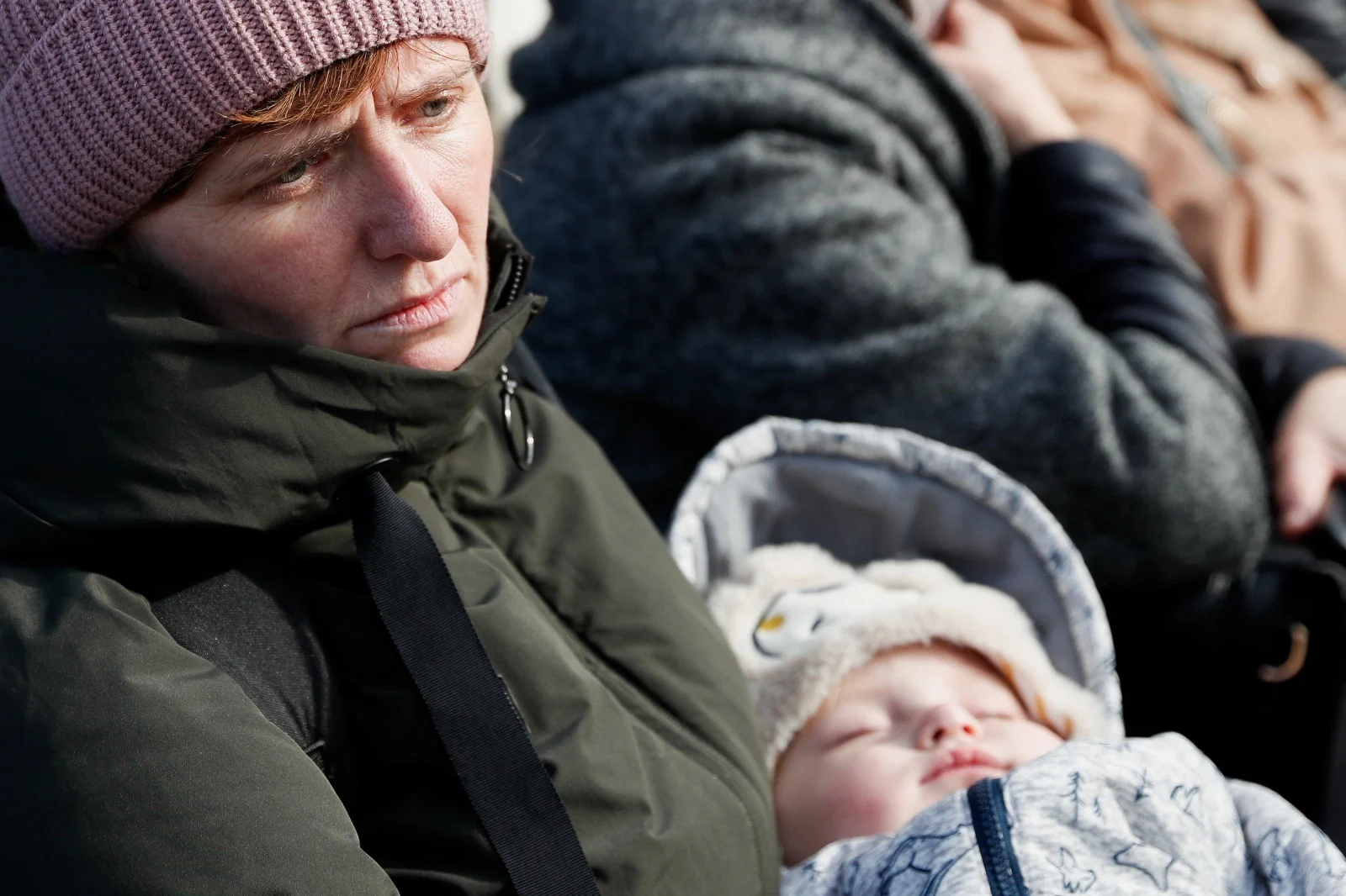אם ותינוק אוקראינים במקלט לפליטים בהונגריה