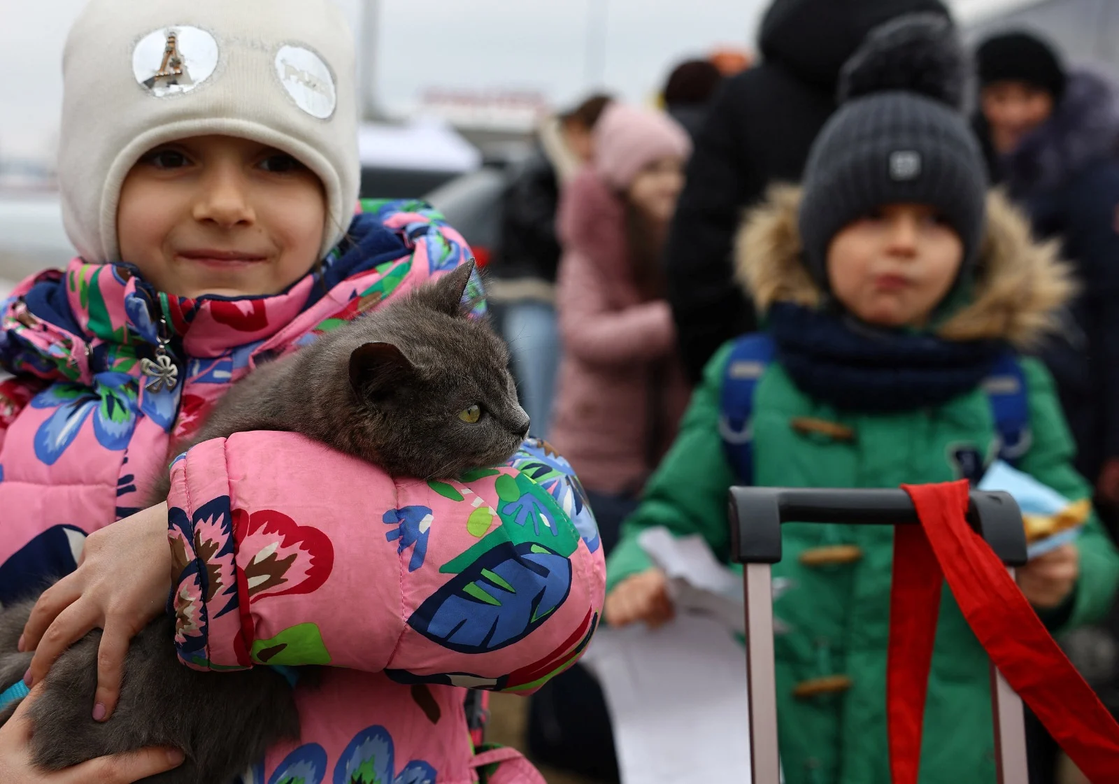 ילדים והחתול שלהם לאחר שנמלטו מאוקראינה בפולין