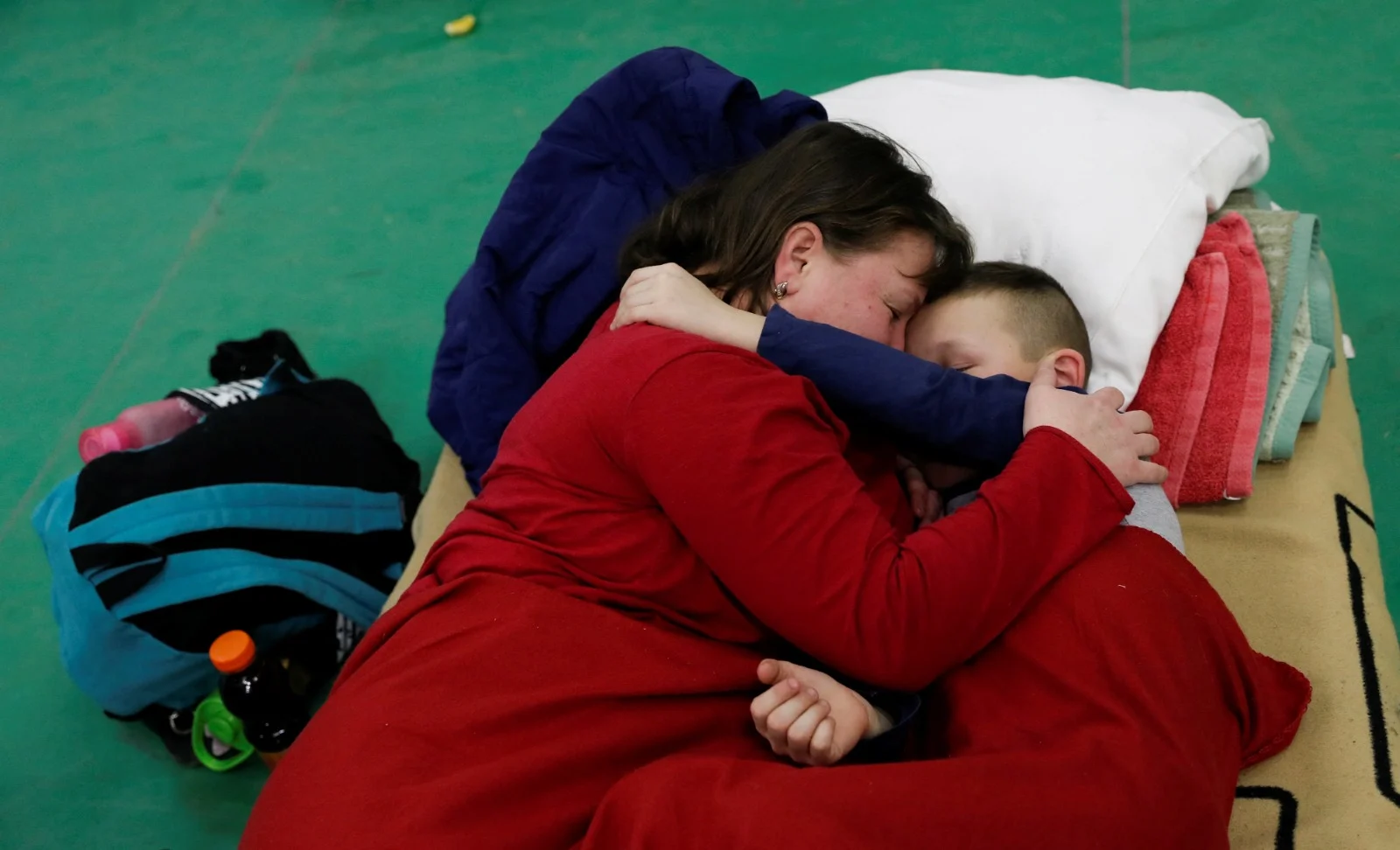 אם ובנה במחנה פליטים זמני בהונגריה