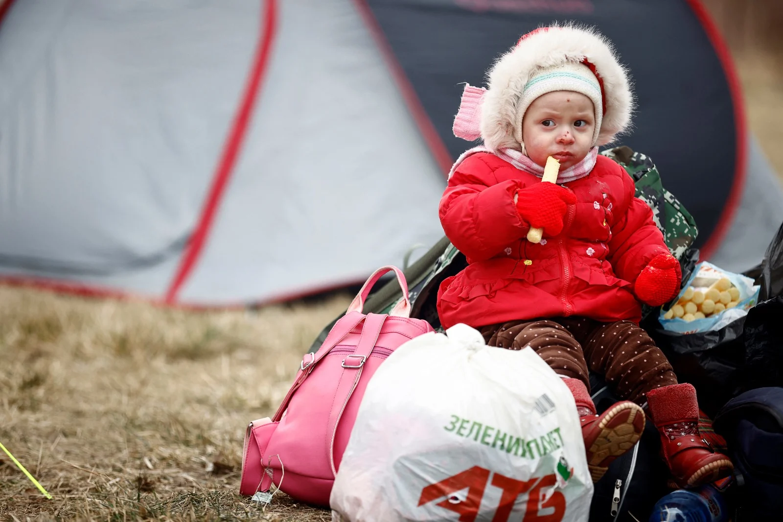 פעוטה אוקראינית במחנה פליטים זמני בגבול פולין