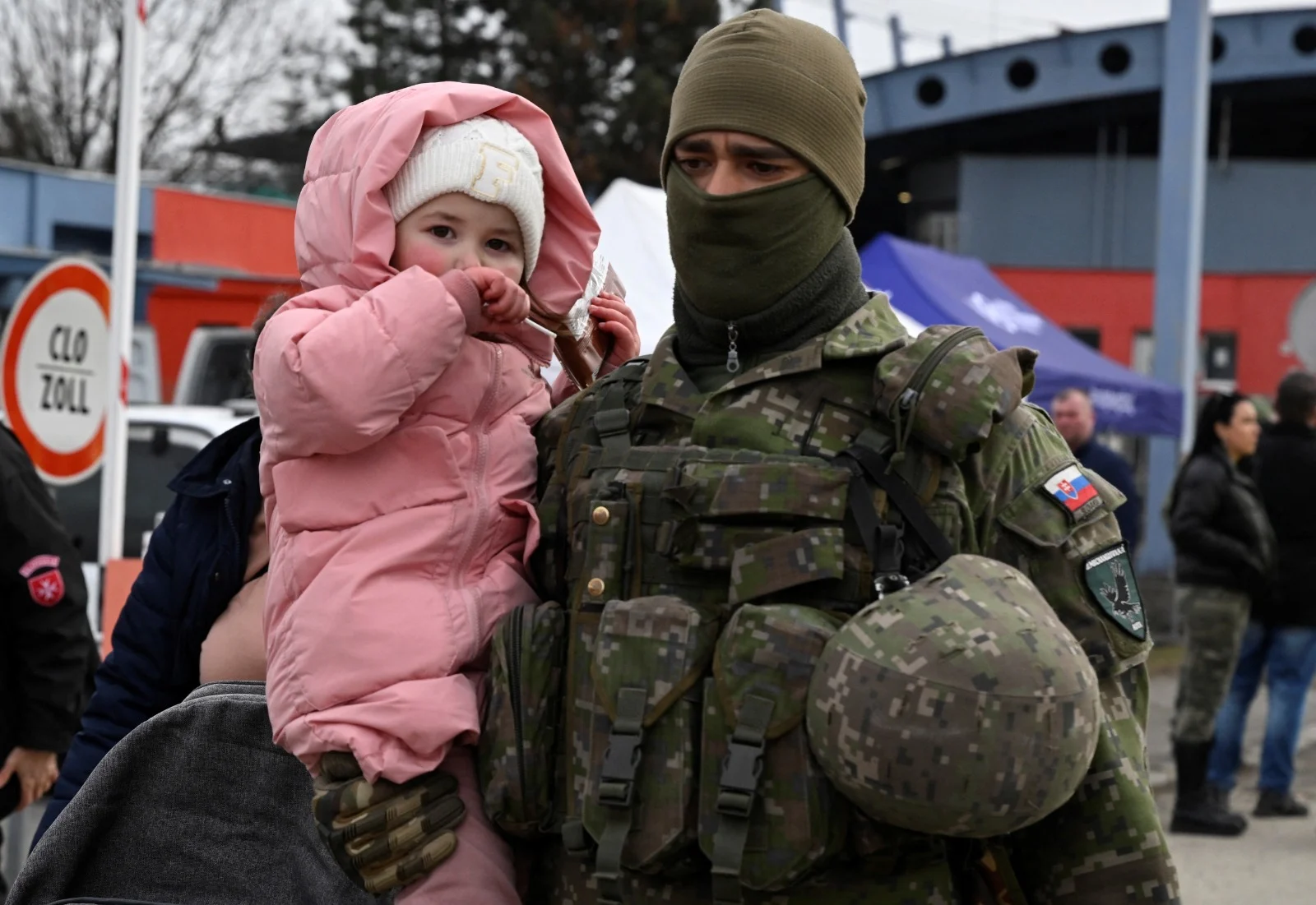 חיל סלובקי עם פעוטה אוקראינית בגבול בין המדינות